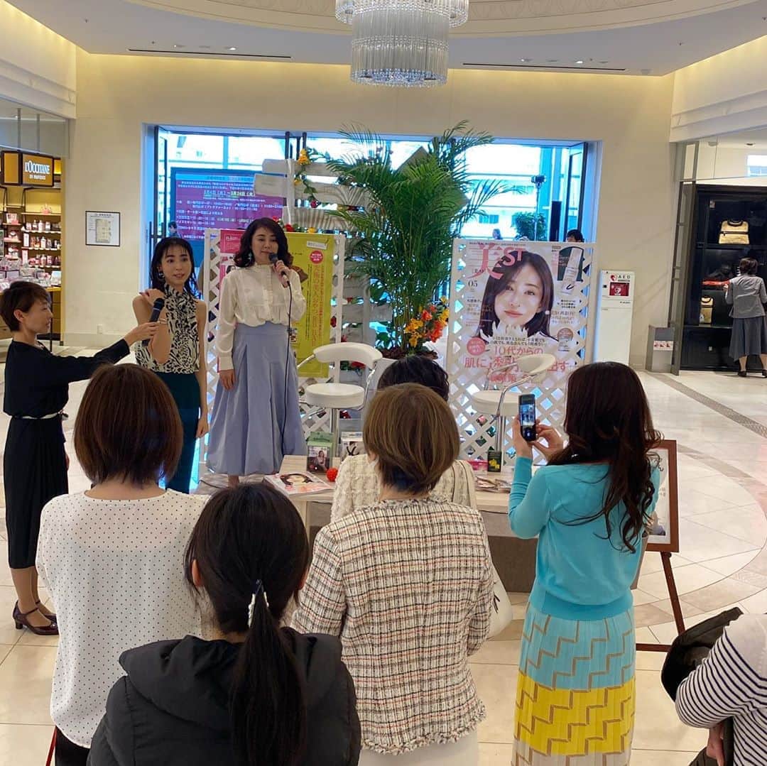 美ST編集部さんのインスタグラム写真 - (美ST編集部Instagram)「【ありがとうございました】阪急西宮での本日のイベント、無事終了いたしました✨ 1・2枚目👉 レジェンド美魔女・和田ゆうこさんの美姿勢＆ウォーキングレッスン👣では、歩幅や足の運び方、腕の振りなど、ちょっとしたコツで自信溢れて見える方法を教えてくれました。#編集カンナ のオススメアイテムもご紹介。 3枚目👉 TEAM美魔女・今川早都子さんは筋膜を剥がして巻き肩を直す方法やメンタルを整えてくれる呼吸法をレクチャー。1カ所1分で免疫力も代謝もアップ‼️ 4・5枚目👉 美魔女の長本圭恵さん、朴 明子さんも駆けつけてくれました。上顎洞癌という希少がんで余命宣告を受けた朴さん、治療の副作用が辛そうで心配な時期もありましたが、余命1年を1年近く過ぎた今、徐々に元気を取り戻したお顔が見られて嬉しかったです。聞けば、お孫さんも誕生して、看護師として教えるお仕事も始められたとのこと。「生きていることには意味があると思って」とお話する笑顔に涙。 6枚目👉 @this_is_365_official で和田さんオススメの美姿勢グッズを購入。 ＊ コロナの影響もある中、ご来場くださった皆さま、ありがとうございました✨ イベント後にお話させていただいたり、オススメしたアイテムをご購入くださる姿を拝見して、とても嬉しかったです。美STスタッフのこだわりを満たした #美STキレイフード  が並んで販売されている「THIS IS 365」は、美と健康を磨く隠れた名品が揃っていて、そのセレクトはかなりオススメ！ お近くにお越しの際は、ぜひ足を運んでチェックしてみてくださいね！ ＊ #thisis365 #チアシード蒟蒻ゼリー #チアコン #ローフード #スイーツ #代謝アップ #美STキレイフード  #美ST編集部 #美ST #美スト #美容 #美魔女 #美肌 #ビューティ #美活  #ダイエット #スーパーフード  #thisis365 #beautyfood #beauty #healthy #diet #最新美容 #編集カンナ #美妝 #化妝品 #안티에이징 ================ 美容雑誌『美ST』編集部公式Instagramアカウントです！撮影の裏側や、最新コスメ・美容情報、最新号のお知らせなどを配信中。ぜひフォローしてくださいね。 ================」3月22日 0時25分 - be_story_official