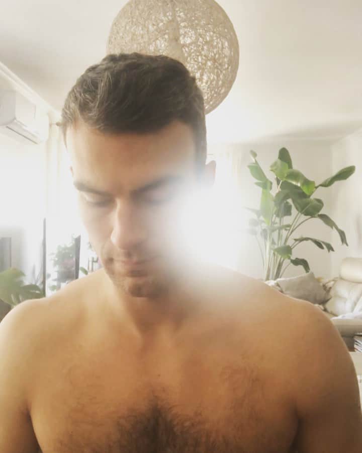 エリック・ラドフォードのインスタグラム：「It’s spring! This is a fast and condensed version of one of the first songs I wrote way back. Enjoy! #musicforquarantine #piano #music #pianomusic #classical #composition」