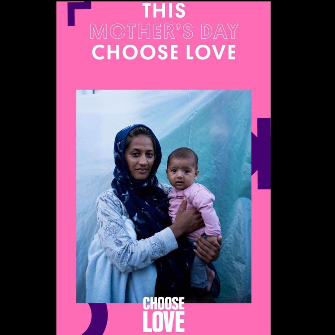 アナベル・ウォーリスのインスタグラム：「Choose Love this UK Mother's Day if you're looking for a self-isolation friendly gift. My friends at @chooselove / Help Refugees and their grassroots network are doing everything they can to ensure that refugee mothers have the supplies they need to keep their families safe and well in these scary times. Camps are overcrowded and unsanitary so it's more important than ever for us to do what we can to help. You can choose to buy a basic wash bag complete with soap, sanitiser and all the other essentials, a month's supply of nappies or a whole bundle of love. You choose what you'd like to buy on behalf of your Mother or Mother figure and Help Refugees will buy that item for a mother who really needs it. They even have an e-card for you to share with your loved ones if you're not going to see each other in person. Please visit choose.love. Because Coronavirus may not know any borders but neither does love!」
