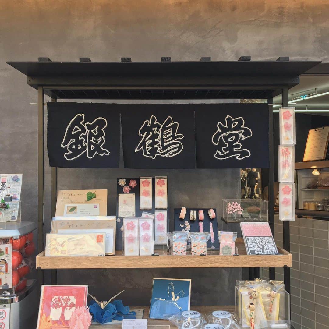 吉良穂乃香のインスタグラム：「屋台を作ってほしいというオーダーを受け、作ってみました！  #什器#屋台#銀鶴堂#DIY#壁女子#屋台を作る#哲学の道」