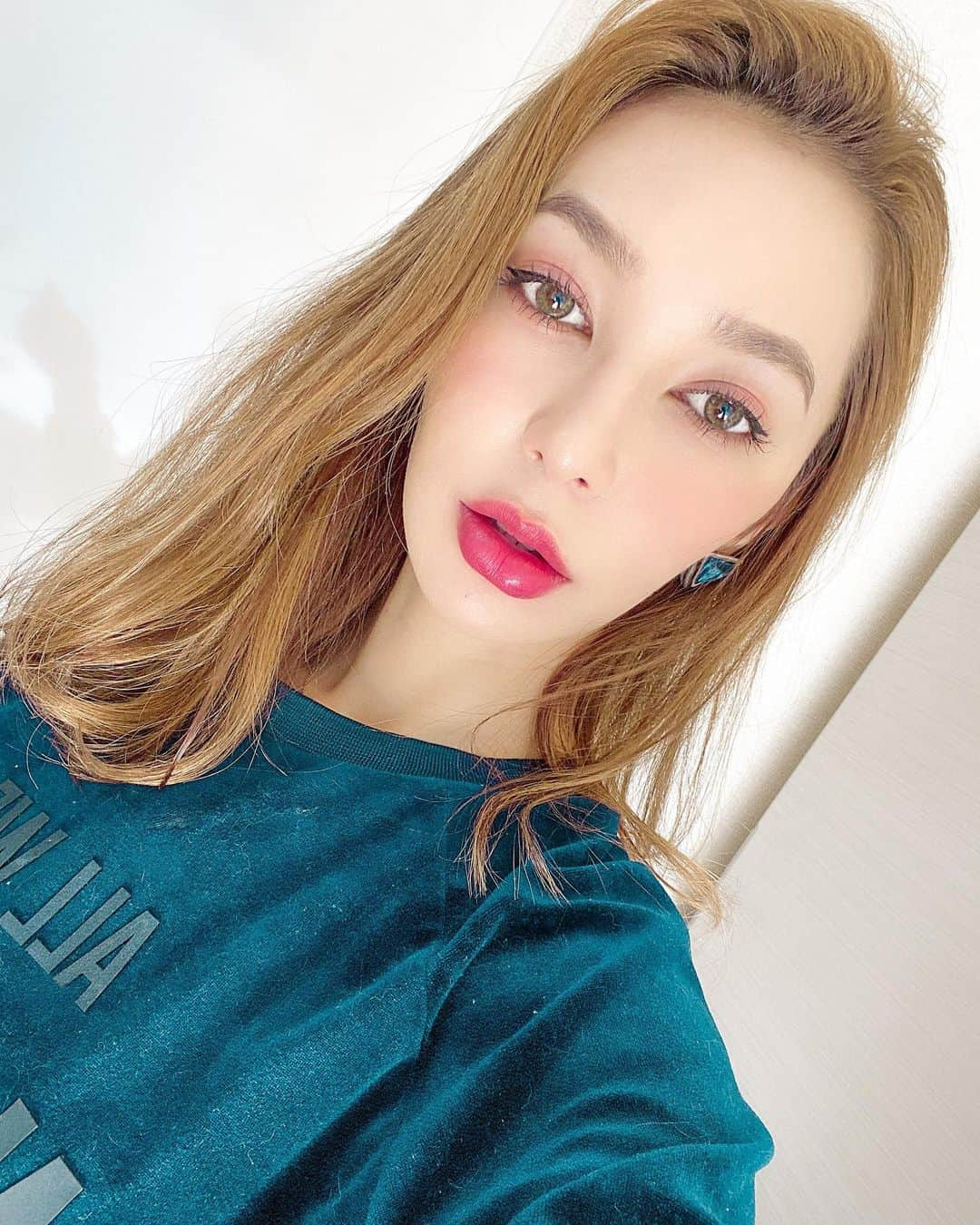 Gabrielaさんのインスタグラム写真 - (GabrielaInstagram)「#TodayMakeup . 部屋着が猫の毛だらけw TCB池袋院でピコレーザーとピコフラクショナルを受けて 2週間♥️ レーザーの熱でニキビが治った気がする🤔 お肌のくすにが良くなって、調子がいい♥️ 高濃度ビタミンCの効果が凄くて、疲れがかなり取れた🙏 次回が楽しみ💕 待合室は個室でプライバシーをしっかり守ってくれます👏 スタッフや先生の対応や説明が丁寧で有り難い😭👏 いつもありがとうございます！ . . Faz 2 semanas que fiz a sessão de laser na clinica TCB em Ikebukuro. O resultado è mara! Além de clarear a pele, manchas, cicatrizes, a temperatura do laser mata as bactérias que causam acne, acabando com as micro espinhas que tinham aparecido 😭💕 . .  #TCBikebukuro #laser #pele #vaidosa #tratamentodepele ##tcbikebukuro #tcb #beauty #東京中央美容外科　#美容外科#池袋#東京中央美容外科池袋院#井上真梨子 #PR#二重整形ならtcb東京中央美容外科#まりこ先生  #美容整形ならtcb東京中央美容外科 #ピコレーザー　#ピコフラクショナル」3月22日 0時51分 - rkgabriela