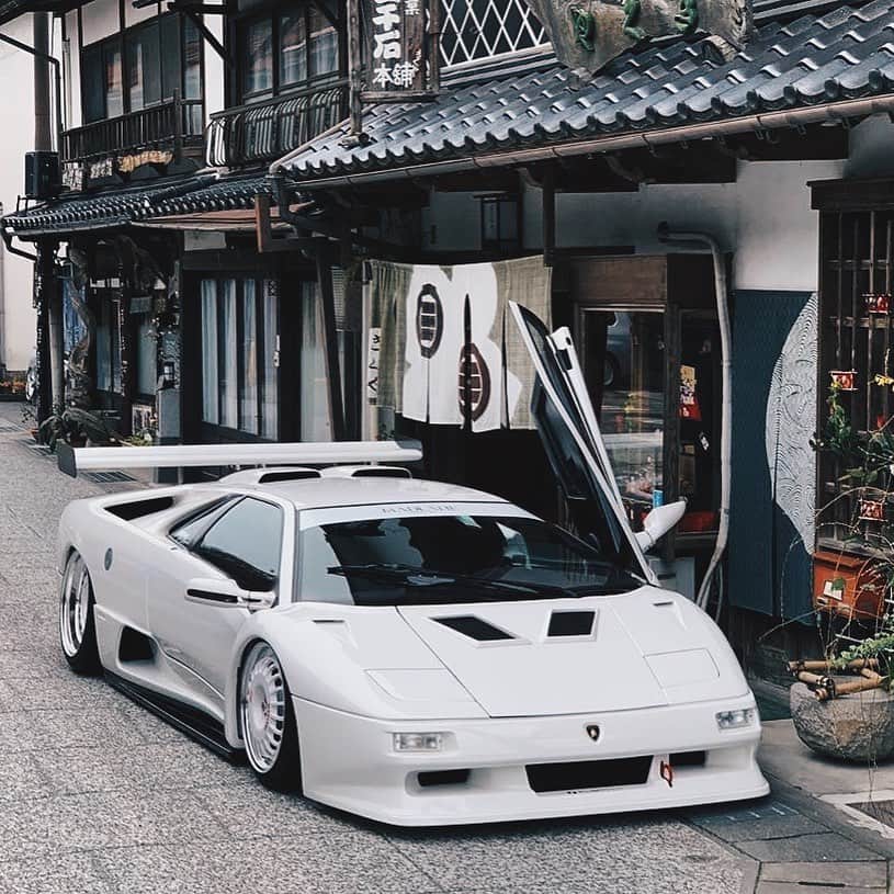 CARLiFESTYLEさんのインスタグラム写真 - (CARLiFESTYLEInstagram)「This Lamborghini Diablo is on another level. What do you guys think? @kazuki_crossglow 🙏🏼 #CarLifestyle #LamborghiniDiablo」3月22日 1時02分 - carlifestyle