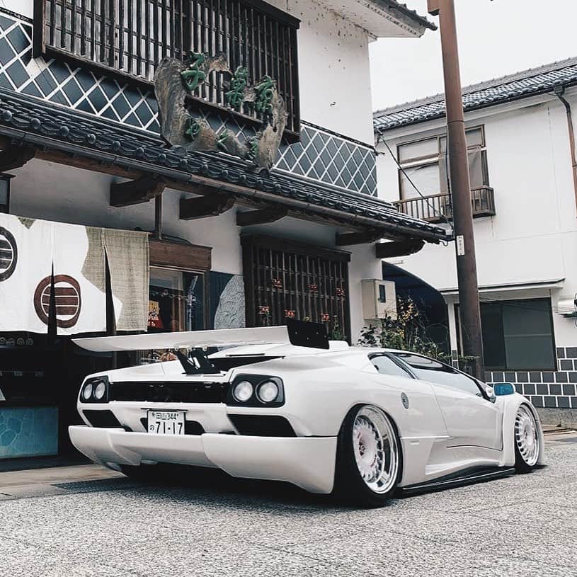 CARLiFESTYLEさんのインスタグラム写真 - (CARLiFESTYLEInstagram)「This Lamborghini Diablo is on another level. What do you guys think? @kazuki_crossglow 🙏🏼 #CarLifestyle #LamborghiniDiablo」3月22日 1時02分 - carlifestyle