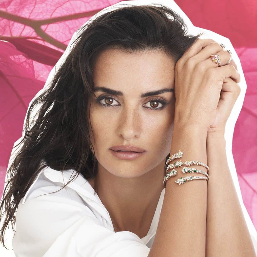 のインスタグラム：「Freshly picked pieces. The Botanical Jewels collection by Penélope Cruz supports the @nature_org's efforts to protect the earth's most endangered flora. @penelopecruzoficial #AtelierSwarovski #PenélopeCruz #BotanicalJewels #floraljewelry」