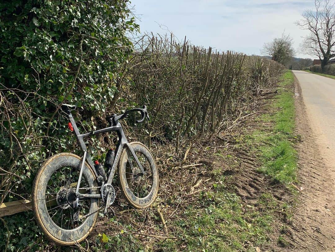 ベン・フォスターさんのインスタグラム写真 - (ベン・フォスターInstagram)「Nice to get out and get 60km in the tank, The sun may have been shining but wow was that a muddy one 🙌🙌🌞🌞🚲🚲 probably should’ve taken the gravel bike! @sramroad @zippspeed @garminuk @specialized_uk @fizikofficial」3月22日 1時01分 - benfosters