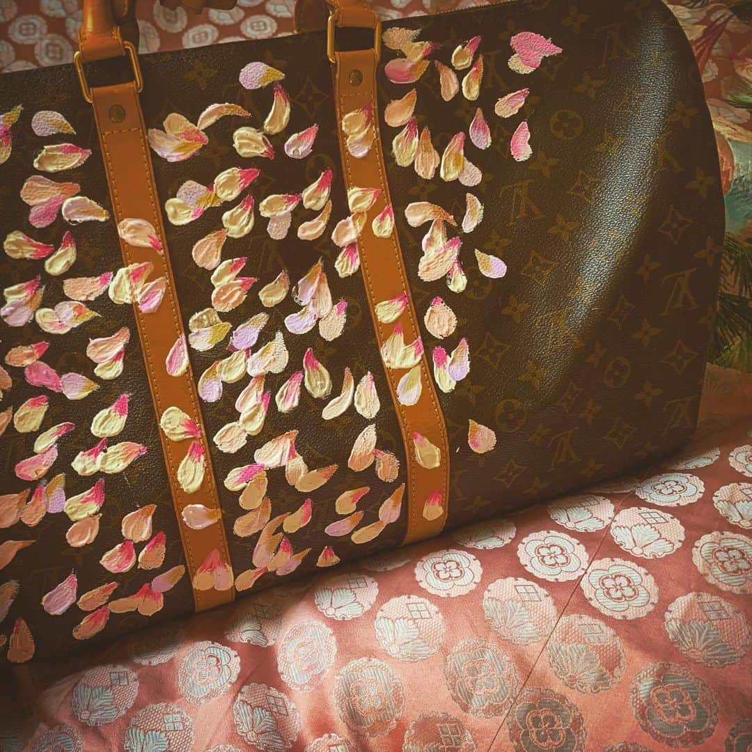 澤田友美さんのインスタグラム写真 - (澤田友美Instagram)「. LOUIS VUITTON モノグラムの起源🇯🇵🌸 モノグラムの模様が同じ😌 . . #luisvuitton #nomogram #antique #tapan #remake #cherryblossom #sakura #japanesetraditional」3月22日 1時08分 - tomomi__sawada