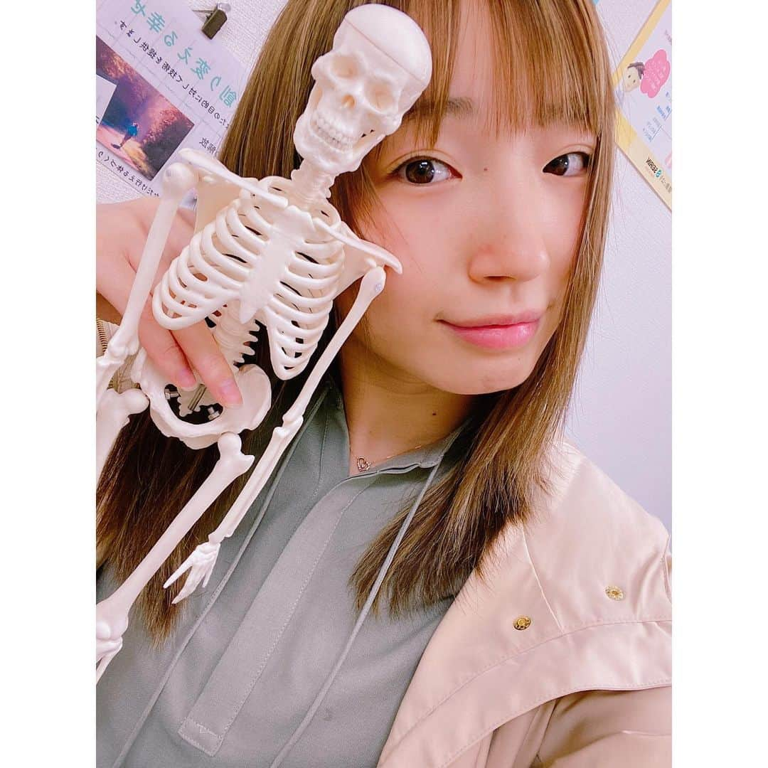 有明ゆなさんのインスタグラム写真 - (有明ゆなInstagram)「@bodyremaker.2018 さんに 行ってきたよー( ✌︎'ω')✌︎ . 骨助にも会えた♡ . 最近のゆなちは顔よりも 身体の方が悪いみたい！笑笑 . 小顔やってもらうまえに 身体も軽くみてもらったから ラクになった〜♪ . . . . #小顔鍼 #小顔美鍼 #小顔 #小顔になりたい #小顔効果 #小顔になる方法 #小顔サロン #小顔治療 #小顔ケア #小顔になる #小顔になる美容鍼 #小顔が更に小顔 #小顔が得意なサロン #小顔を目指す #小顔をあきらめない #美容鍼 #電気を流す美容鍼 #電気を流す美容鍼でリフトアップ #EMS美容鍼 #インスタ映えない美容鍼 #インスタ映えない #YouTube映え #経年劣化しない小顔」3月22日 1時12分 - ariake_yuna