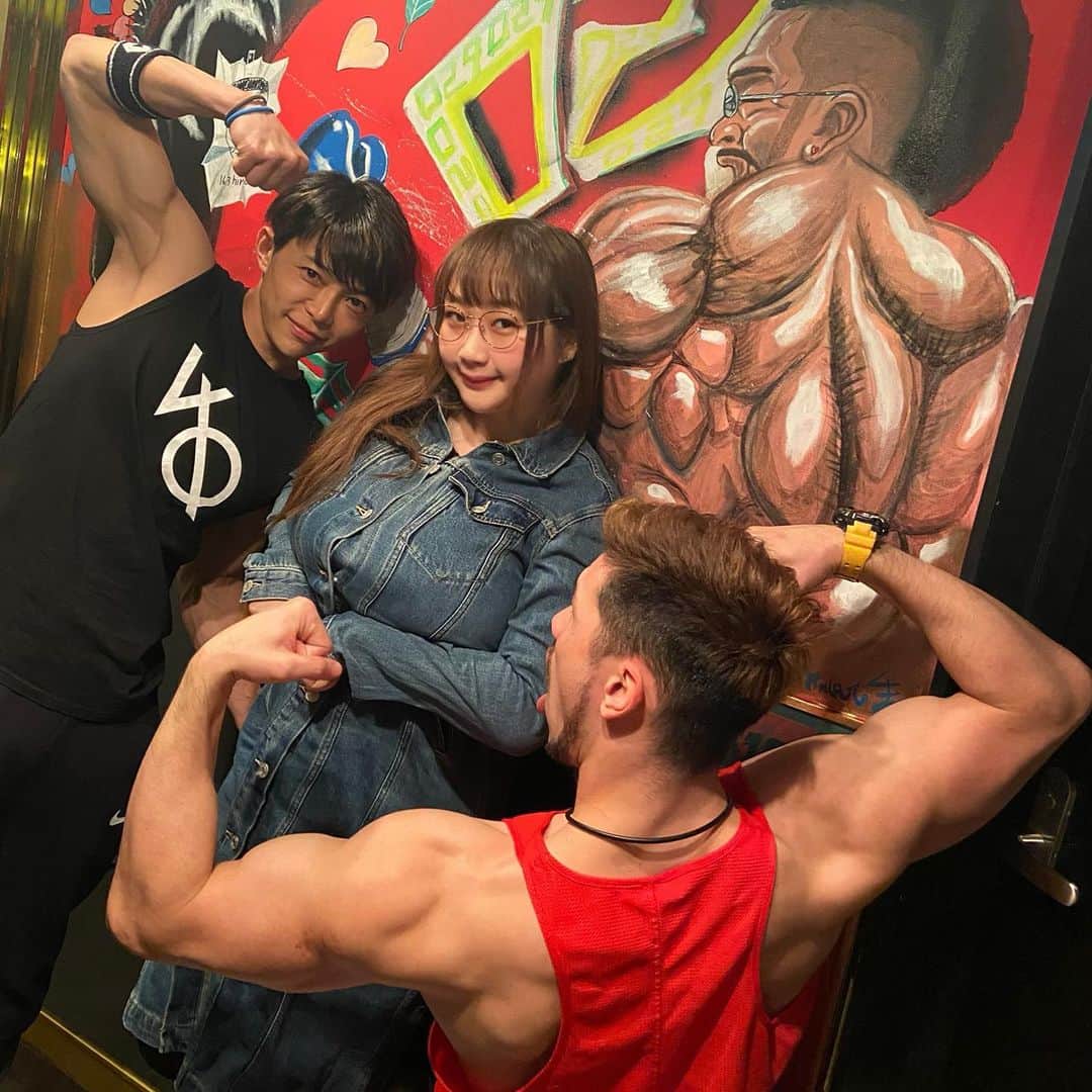 来栖あこさんのインスタグラム写真 - (来栖あこInstagram)「💪🔥 幼なじみとマッスルBARに いってきたよっ🐶🐾 . ダンスショーもあって楽しかった🌈🌈w . 見習いマッチョ君面白かった✨ . マッチョ好き集まれ〜💪🔥💕 @029de_mascle #マッスルBAR #新宿バー #マッスルサパー #筋肉好き #マッスル #pr #コラボベース」3月22日 1時23分 - akopai.081