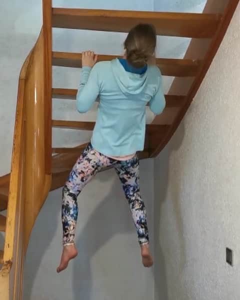 モニカ・レッツィーのインスタグラム：「Maybe it’s time to buy a hangboard...? 🤔 #trainathome #scarpathome @scarpa_de @marmot_mountain_europe @dominik.lei 💪🏻」