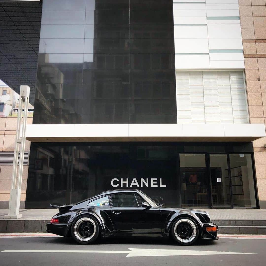 WATCHMANIAさんのインスタグラム写真 - (WATCHMANIAInstagram)「964 Rauh Welt  @thisisalson 📸  #964 #rwb964 #rwb #rauhwelt #rauhweltbegriff #rwbtaiwan #rwbporsche #porsche #porsche911 #porsche964 #9sexy4 #driven #drivetastefully #drivevintage #aircooled #aircooledporsche #taiwan #taipei #streetsoftaiwan #chanel #sunday #sundayvibes」3月22日 1時38分 - watchmania