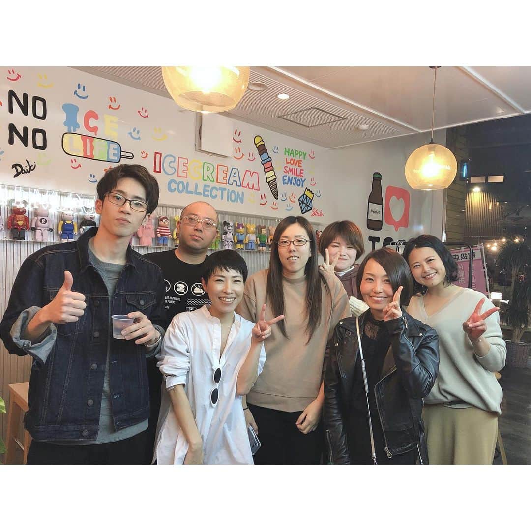 etsucoのインスタグラム：「✱ ✱ ✱ ライブ終了後も残ってくれとったみんなとパチリ📸 ✱ 控えめにゆっても "最高でした" ✱ 宇佐美のギターは本当に一生聴いてられる！！！！！🎸✨✨ ✱ 会場に来てくれた皆さんも、 配信で観てくれた皆さんも、 本当に本当にありがとう！！ ✱ 音楽は悪じゃない。 音楽は愛だ。 ✱ ✱ #etsuco #guitarist #syunpei_usami #宇佐美俊平 #isecity #acousticlive #amamiliving #7daysbanana #cafelive #freelive #happy #thankyou #love」