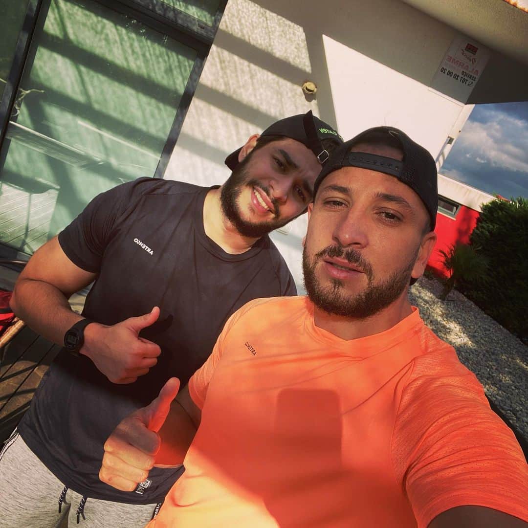 ナビル・ギラスのインスタグラム：「Avec le sang @mehdi_bresom 💪🏼💪🏼💪🏼💪🏼」