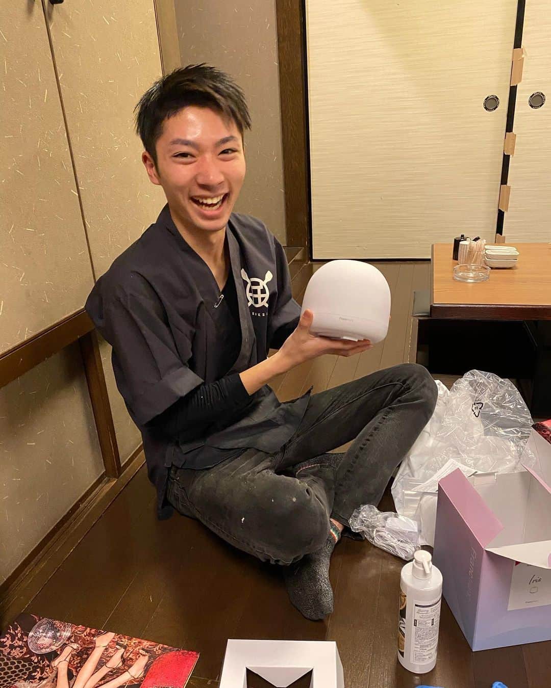 のインスタグラム：「こんばんは！弁慶新大宮店です！ 本日もご来店ありがとうございました😊 今日の写真は先月誕生日を迎えた海斗くんに、けんしとかずみよりプレゼントをあげた時の写真です♡ とても喜んでくれてよかったです‼︎ コロナに負けないように元気に頑張っていきたいと思います！！！ 明日もご来店お待ちしております👏 . #弁慶#弁慶新大宮#駅近#徒歩1分#奈良#奈良ごはん#奈良居酒屋#泳ぎイカ#居酒屋#地酒#奈良地酒#日本酒#奈良グルメ#nara#instgood#instalike #instafood #instapic #🍻#🦑#🍶#🐟 #🐓 #yummy #いいね返し #f4f #instagram #おしゃれさんと繋がりたい」