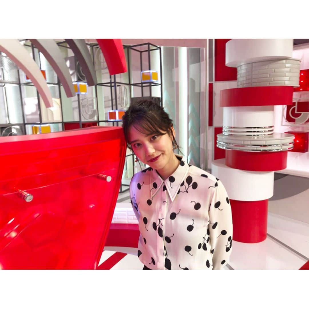 山崎紘菜さんのインスタグラム写真 - (山崎紘菜Instagram)「. 今週も「Going! Sports&News」 ありがとうございました！！ いよいよGoing!も来週で卒業…🌸 最後までGoing!ファミリーとして頑張ります😌 #日テレ #Going! #Gが頭に刺さった #寂しいからすりすりしてきた #ステキな週末をお過ごしください😌」3月22日 1時52分 - hirona_yamazaki