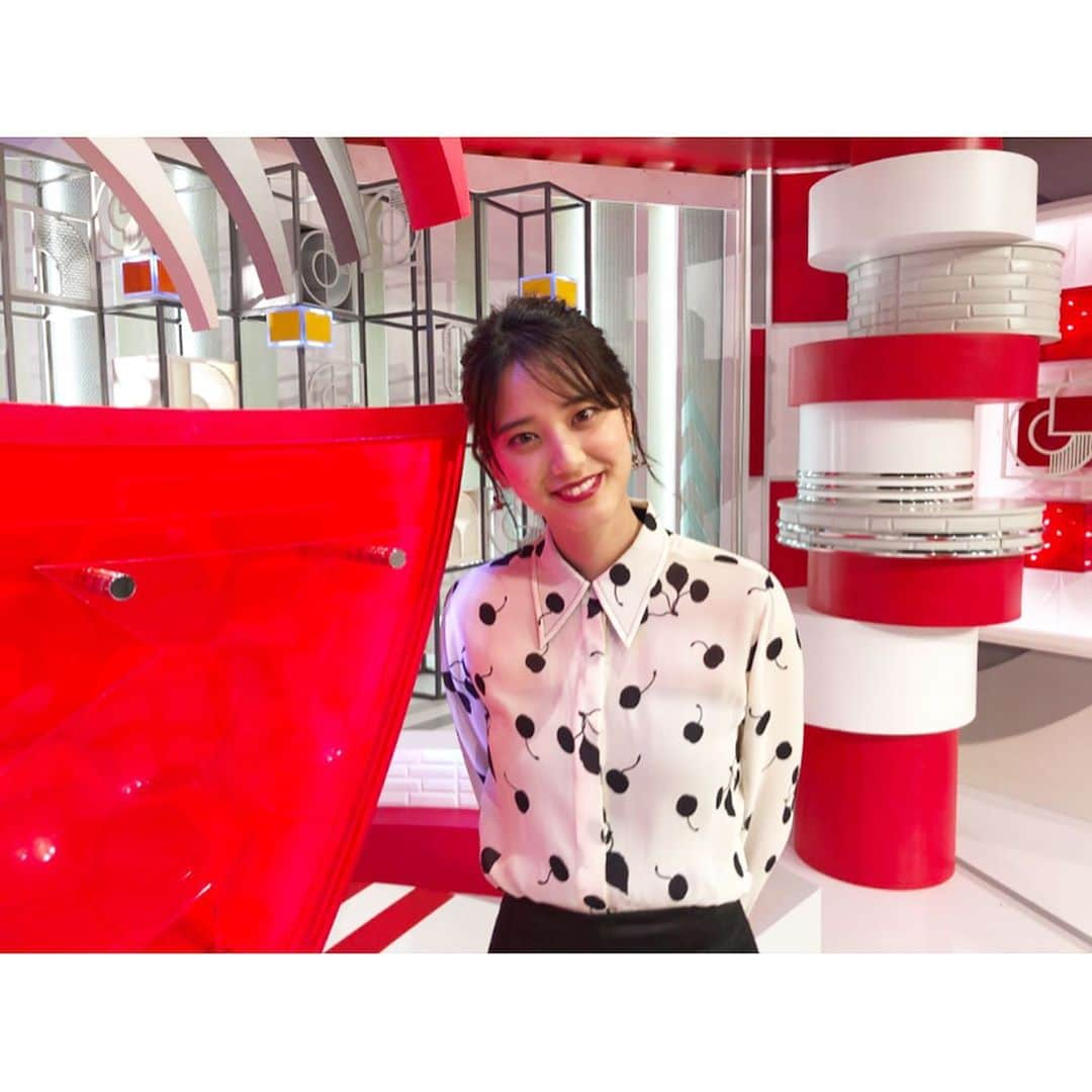 山崎紘菜さんのインスタグラム写真 - (山崎紘菜Instagram)「. 今週も「Going! Sports&News」 ありがとうございました！！ いよいよGoing!も来週で卒業…🌸 最後までGoing!ファミリーとして頑張ります😌 #日テレ #Going! #Gが頭に刺さった #寂しいからすりすりしてきた #ステキな週末をお過ごしください😌」3月22日 1時52分 - hirona_yamazaki