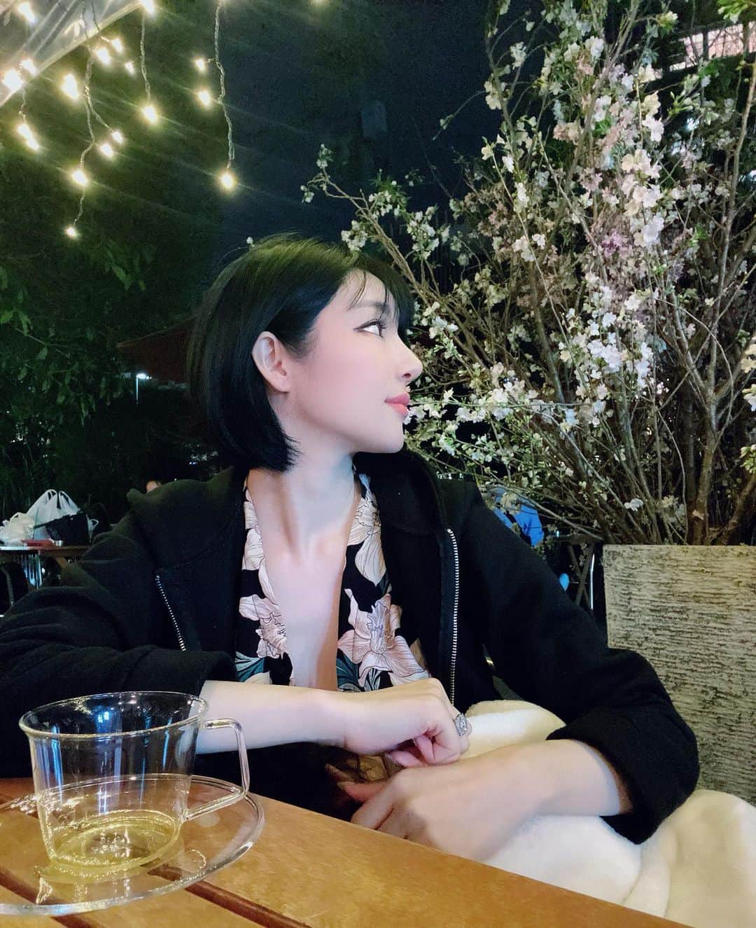 森下悠里さんのインスタグラム写真 - (森下悠里Instagram)「桜🌸🌸大好き🌸🌸 - 大好きなカフェでお茶しながら 繊細な日本の美に癒されました✨ - 大好きな @montresorsaki のお洋服着たの 今度全身のもポストするね✨ すごい可愛くて これ、沢山着ちゃうなぁ✨ - #桜開花 #cherryblossom #sakura #blooming  #spring」3月22日 1時57分 - yuurimorishita