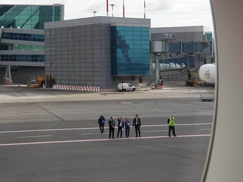 タイ航空さんのインスタグラム写真 - (タイ航空Instagram)「Saturday 14 March 2020, our last TG 945 Rome - Bangkok flight before the route temporarily ceased operation due to COVID-19 situation began its journey back to Thailand along with a number of Thai AFS students and Thai tourists. Arrivederci Italia — See you again, Italy! ❤️🇮🇹 #ThaiAirways #THAIA350 #AirbusA350 #A350 #Italy #Rome #FeumicinoAirport #FromItalywithLove #SeeYouAgain #BeRightBack」3月22日 1時59分 - thaiairways