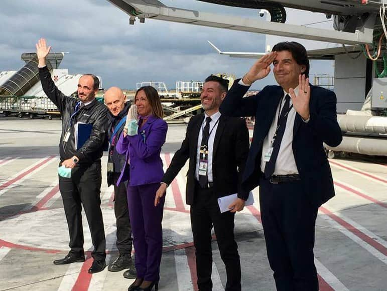 タイ航空さんのインスタグラム写真 - (タイ航空Instagram)「Saturday 14 March 2020, our last TG 945 Rome - Bangkok flight before the route temporarily ceased operation due to COVID-19 situation began its journey back to Thailand along with a number of Thai AFS students and Thai tourists. Arrivederci Italia — See you again, Italy! ❤️🇮🇹 #ThaiAirways #THAIA350 #AirbusA350 #A350 #Italy #Rome #FeumicinoAirport #FromItalywithLove #SeeYouAgain #BeRightBack」3月22日 1時59分 - thaiairways