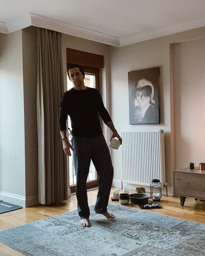Sezgin YILMAZのインスタグラム：「Sevgili @kivanckasabali ‘nın meydan okumasını kabul ediyorum ve #evdekal5sektir videomu paylaşıyorum!  Sıra sizde @wishceylanmurat @ismailegesasmaz @serkanaltunorak kendin, sevdiklerin ve ülken için #EvdeKal ve tuvalet kağıdıyla neler yapabildiğini göster bakalım!」