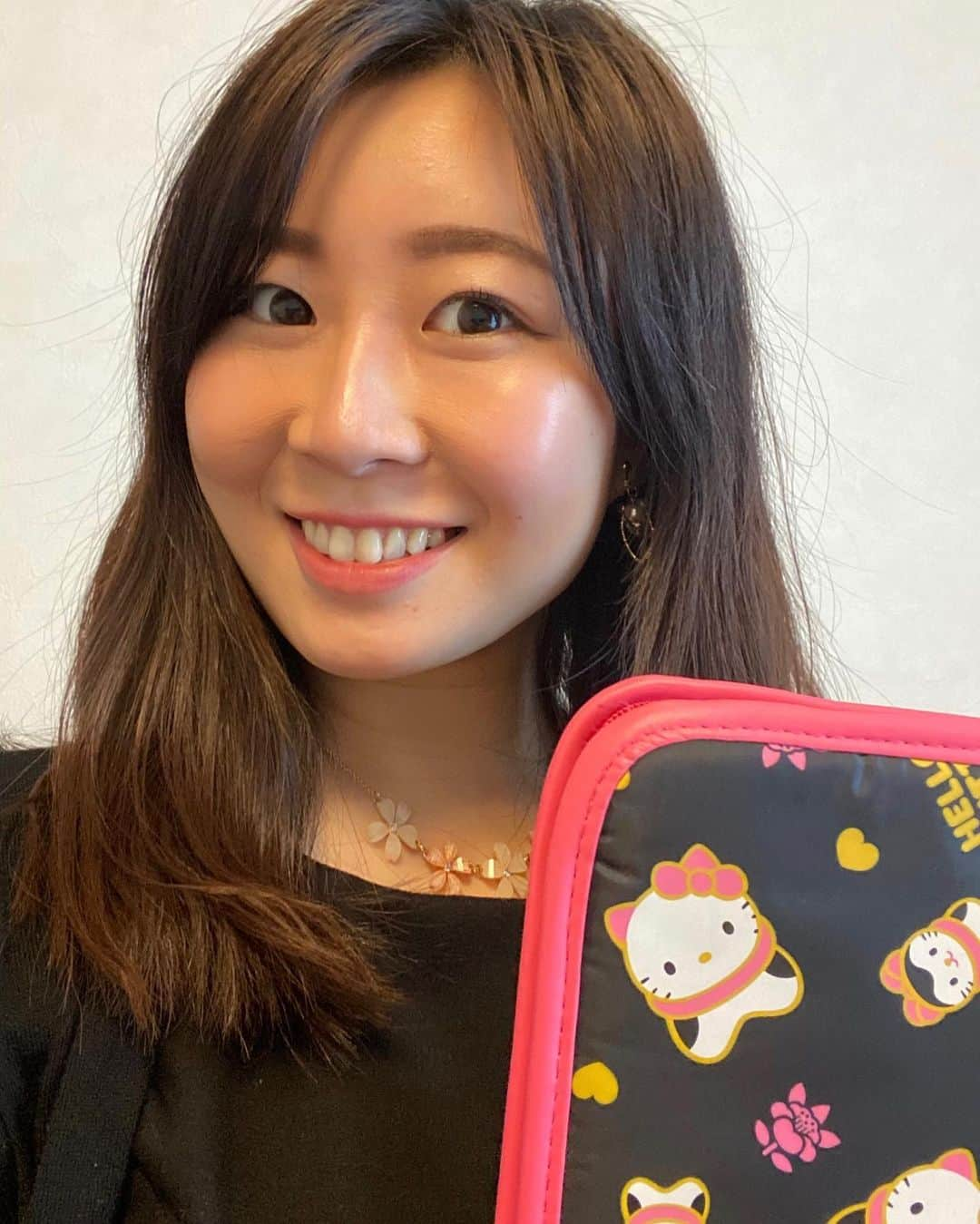 金谷有希子さんのインスタグラム写真 - (金谷有希子Instagram)「. . .【妊婦はコロナが怖い❗️】 .久しぶりに開けて驚きました。全部、、チグハグ‼️ベビちゃんの為に用意しようと思って久しぶりに取り出したら、なんか哺乳瓶の蓋と瓶が全然合わないんだけど、どうなっているんだろう〜😂二年経つだけでこんなに忘れるものなのでしょうか！？ . いやぁ、、困りました。。しかもここには載せなかったのだけど、高かった良い哺乳瓶とか、乾燥してカピカピになっていて使えないーしー！ガーン安いやつの方が、意外と持ちが良いという、、🌀二人目は安い哺乳瓶になりそうです(笑) . . さて免疫力落ちている妊婦も非常に心配なコロナについて🤰💦 . 神奈川県からのコロナ対策のお知らせです❣️ . 神奈川県では、コロナ対策サイトやLINE公式アカウントでのサポートが実施されています。LINEサポートは今月5日から先頭切って行っています。 こういうシステムがすぐ利用できるというのは本当にありがたいです〜！ . 咳が出たりちょっと熱っぽかったり、、自分はコロナじゃないか⁈と思われた方😥 現状知りたい方は是非アクセスしてみて下さい。 . . ・相談件数や現状が見れるサイトになっています https://www.pref.kanagawa.jp/osirase/1369/ . ・LINEサポート 公式アカウント是非登録してみて下さい。 https://www.pref.kanagawa.jp/docs/ga4/bukanshi/line/index.html . . ・ふるさと納税 https://www.pref.kanagawa.jp/docs/mv4/prs/r6735410.html . . コロナ旋風が吹き荒れてから、妊娠してうつると怖いからと不妊治療を控えたりする方もいるとか。妊婦達もマスク率高く、病院や交通機関でうつらないように気をつけていると思います。 定期検診に行くだけでも戦々恐々ですね、、😅 . . 心配な事はチェックして、正しくコロナを恐れ、少しでも不安を打破していきましょー👊 . 高齢者ではないですが妊婦も免疫力下がっていますからコロナ怖いです。。💦 (※写真は母子手帳持って検診行くぞ〜❗️な時) . . #神奈川県  #県からのお知らせ #神奈川mebyoスタイルアンバサダー　 #未病スタイル #mebyoスタイル #mebyoスタイルアンバサダー #みびょう #未病 #コロナ対策 #ママアナウンサー #アナウンサー」3月22日 2時24分 - kanatani_yukiko