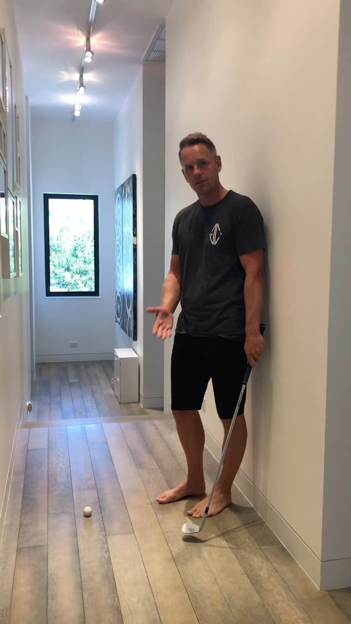 ルーク・ドナルドのインスタグラム：「Here is a very simple way to check your path in pitching when you are stuck inside. A few 🔑’s  1) Arms swing back with very little body rotation - make sure the head of the club is slightly outside your hands (too inside and you hit the wall) - keep loft on club - toe of the club more up towards the sky  2) Because you are hitting down on the ball, the path of the club exits slightly to the left on the way down. Body and club release together so club effectively finishes parallel to the wall.  Having the correct path in pitching will really help you with your contact, using the bounce effectively, creating a better strike which = more spin and control #LDTips #insidepractice #pitching #path #stayhealthy #staysafe」