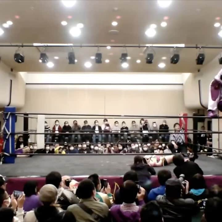 さくらえみのインスタグラム：「Blazing Moonsault✨ Emi Sakura and Yoneyama Kaori “Reset” original move.  we want everyone to see this move.  #gatohmove  #prowrestling  #aew  #ymz  さくらえみ＆米山香織の連射式ムーンサルトプレス 第8代アジアドリームタッグ王者！」