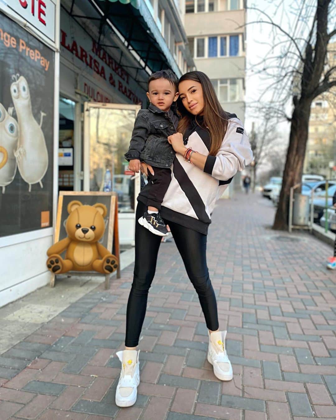 ラリサ・ヨルダケさんのインスタグラム写真 - (ラリサ・ヨルダケInstagram)「I love you to the moon and back ❤️」3月22日 2時52分 - larisa_iordache