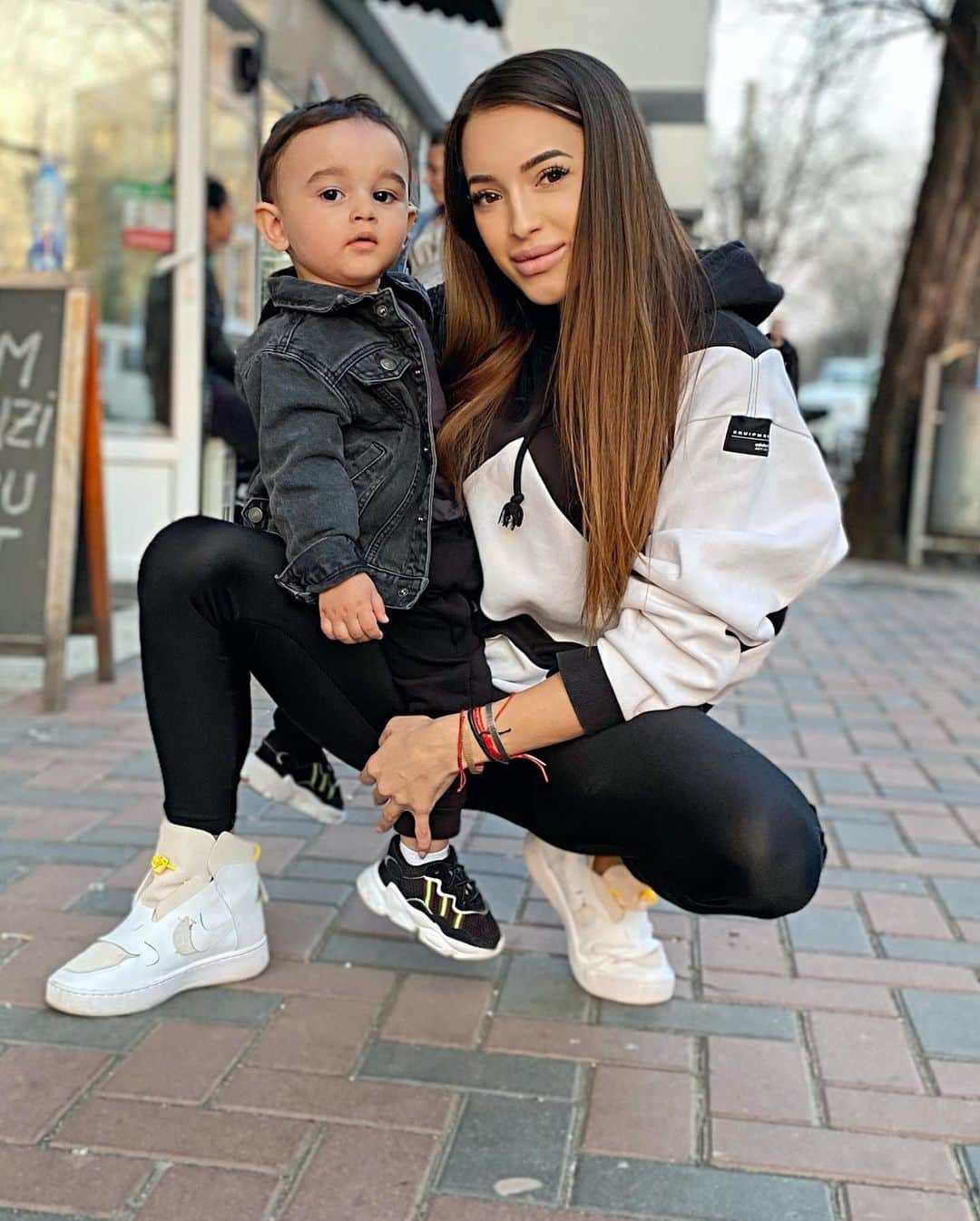 ラリサ・ヨルダケさんのインスタグラム写真 - (ラリサ・ヨルダケInstagram)「I love you to the moon and back ❤️」3月22日 2時52分 - larisa_iordache