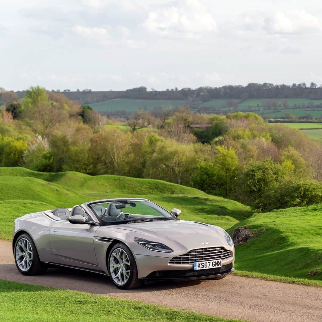 アストンマーチンさんのインスタグラム写真 - (アストンマーチンInstagram)「DB11 Volante exploits its inner strength and immense performance with a completely re-worked chassis, suspension, steering and electronics.  #DB11Volante #AstonMartin #BeautifulIsANumber」3月22日 3時00分 - astonmartin