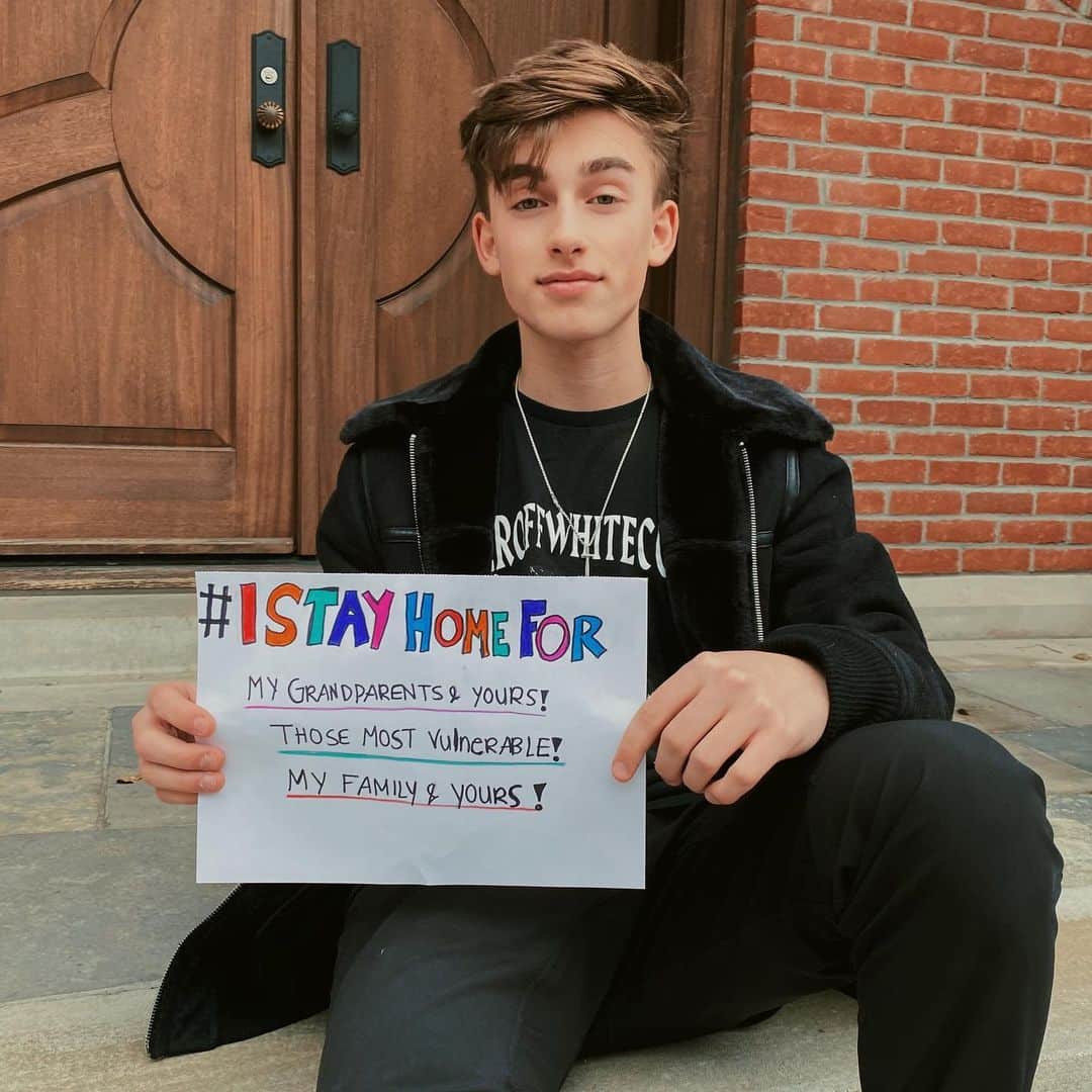 ジョニー・オーランドのインスタグラム：「who do you stay home for?❤️」