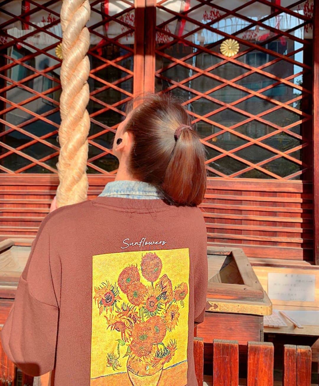 のインスタグラム：「#ootd  #japan #日本 #kyoto  #京都 #四条 #寺町  #寺町通り  #temple  #お寺 #参拝 #vangogh  #ゴッホ #vincentvangogh #フィンセントファンゴッホ  #sunflowers  #ひまわり #絵画 #芸術 #作品 #お気に入り #トレーナー #レインブーツ #jimmychoo  #hunter  #お散歩 #お散歩コーデ  #お散歩日和  #花屋さん #お買い物」