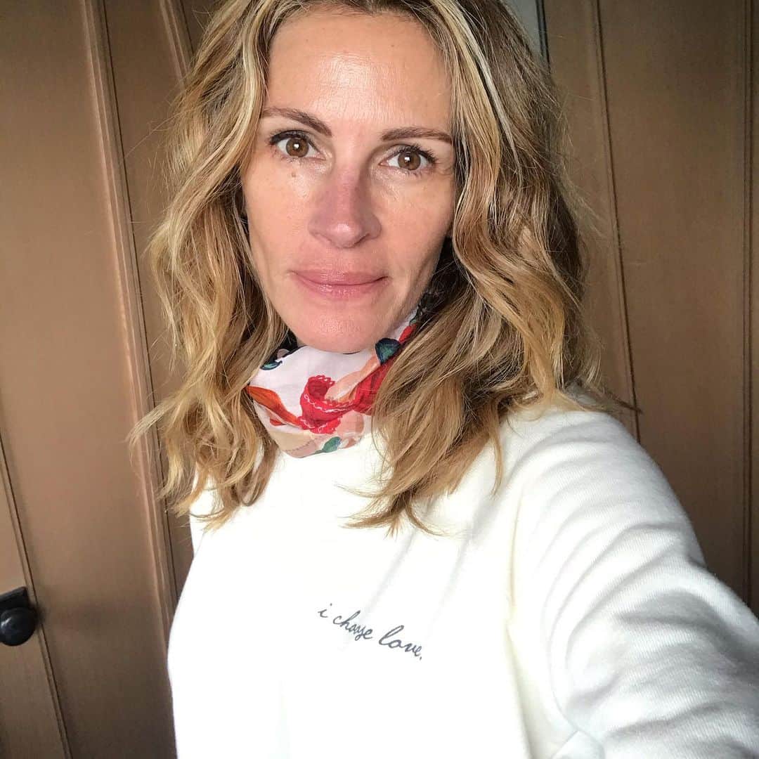 ジュリア・ロバーツのインスタグラム：「My incredible friends @beloveapparel are donating $7 from every I Choose Love purchase to @together.rising who are helping children and families facing hunger due to mass school closures.  Let’s help each other and small businesses! #ichooselove  #beloveapparel #togetherrising」