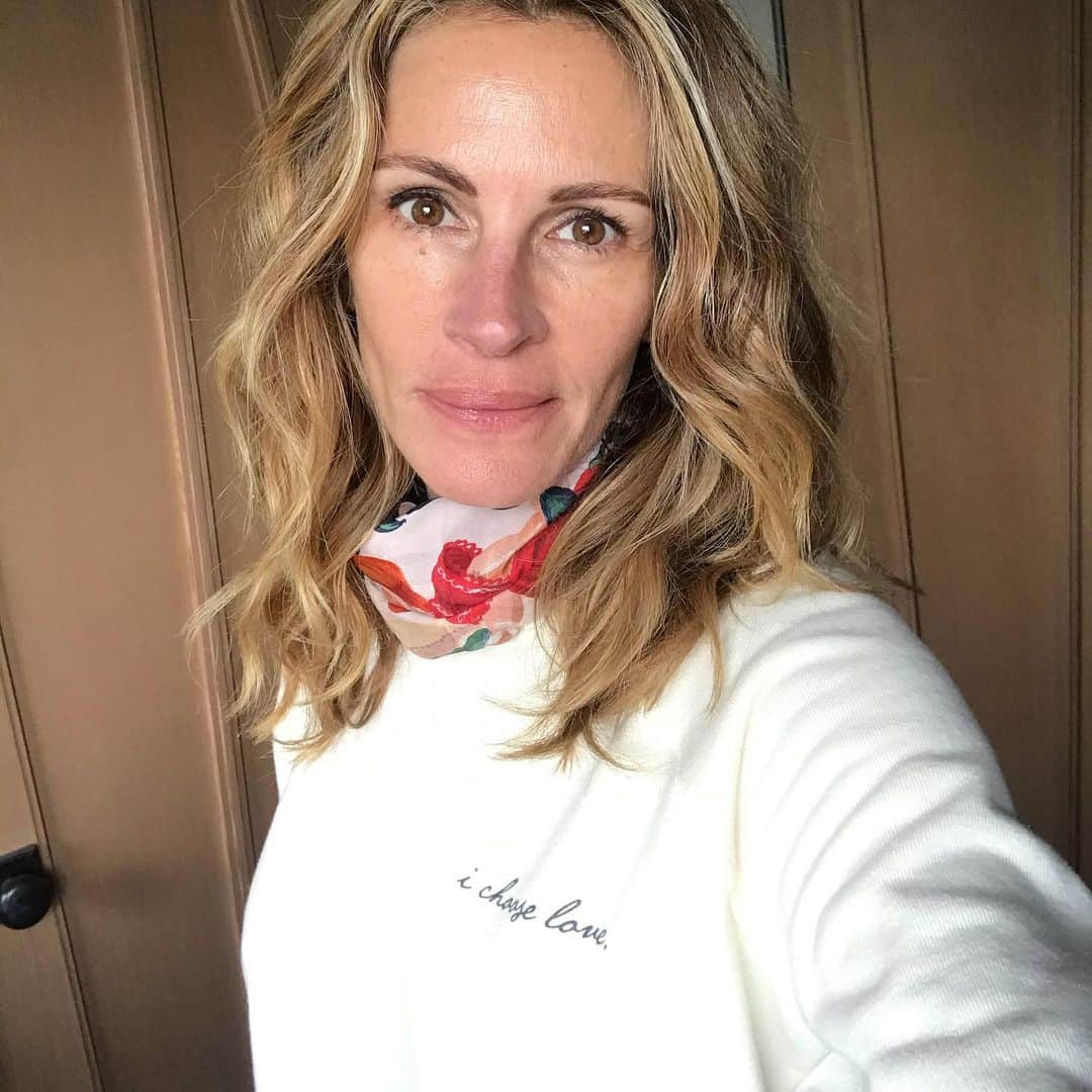 ジュリア・ロバーツさんのインスタグラム写真 - (ジュリア・ロバーツInstagram)「My incredible friends @beloveapparel are donating $7 from every I Choose Love purchase to @together.rising who are helping children and families facing hunger due to mass school closures.  Let’s help each other and small businesses! #ichooselove  #beloveapparel #togetherrising」3月22日 3時27分 - juliaroberts