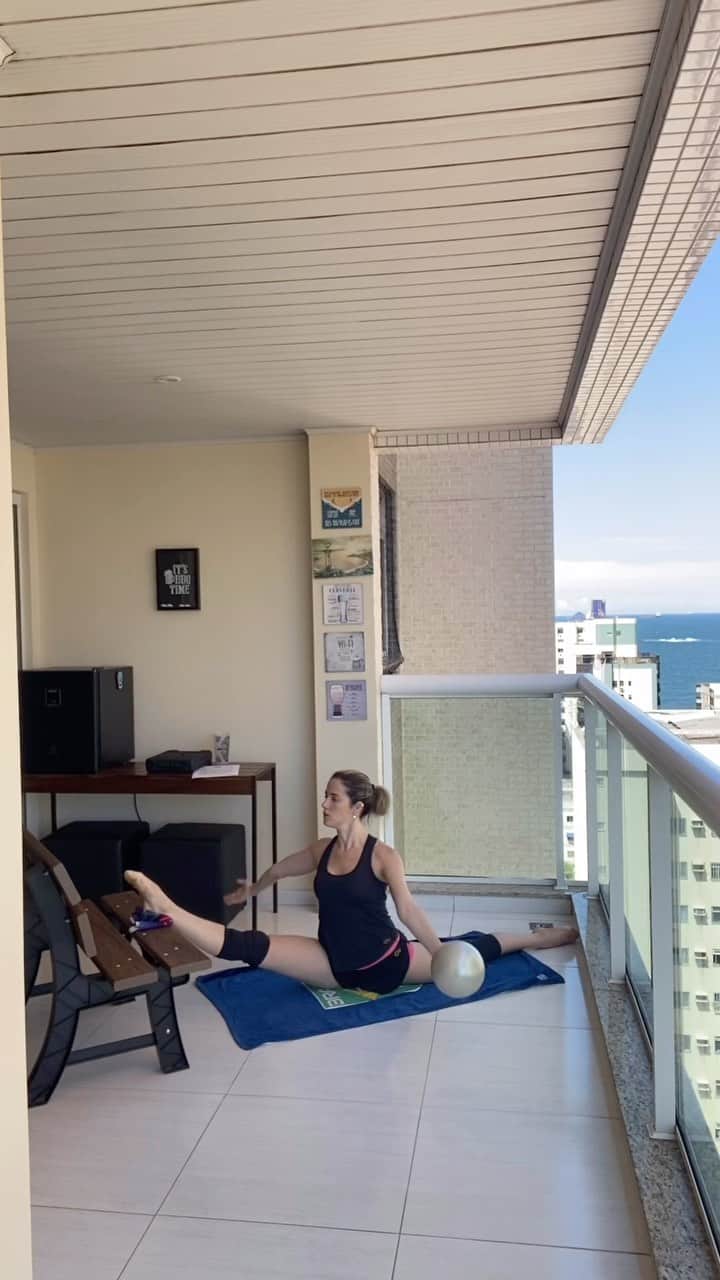 ナターリア・ガウジオのインスタグラム：「Segunda parte do treininho pra vocês... Agora com todo o meu aquecimento!! Vamos alongar comigo?? Lembrando que o aquecimento é importantíssimo para iniciar qualquer treino, para aquecer e preparar todas as articulações e músculos, dessa forma evitamos muitas lesões!! Nessa parte do treino também trabalhamos a flexibilidade!! Nunca comecem um treino sem aquecer o corpo antes, ok meninas?? Desejo um ótimo treino pra todas... Não desanimem e mantenham os treinos de vocês da melhor forma possível!! Vamos rezar para que isso passe logo e tudo volte ao normal!! 🙏🏻✨🤸🏼‍♀️💕😘 #stayhome #fiqueemcasa @gaudiofitness.com.br @monikagrd @dvillena_punteras」