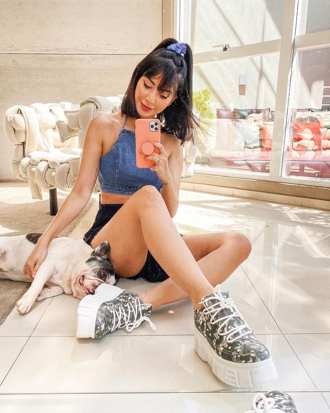 Gabriela Salesのインスタグラム：「Com meu companheirinho de todas as horas ❤️🐶. Hoje resolvi, mesmo em casa, fazer diferente, me arrumar, mudar o astral.. e isso fez toda diferença na minha cabeça. E vocês, o que estão fazendo nesse fds? Me contem! E já tô inaugurando meu tênis lindoooo da @dakotacalcados , parceirinha de todos os momentos. Curtiram o modelo? *publidavidareal #MinhaDakota #SubindoJuntas ❤️❤️❤️」