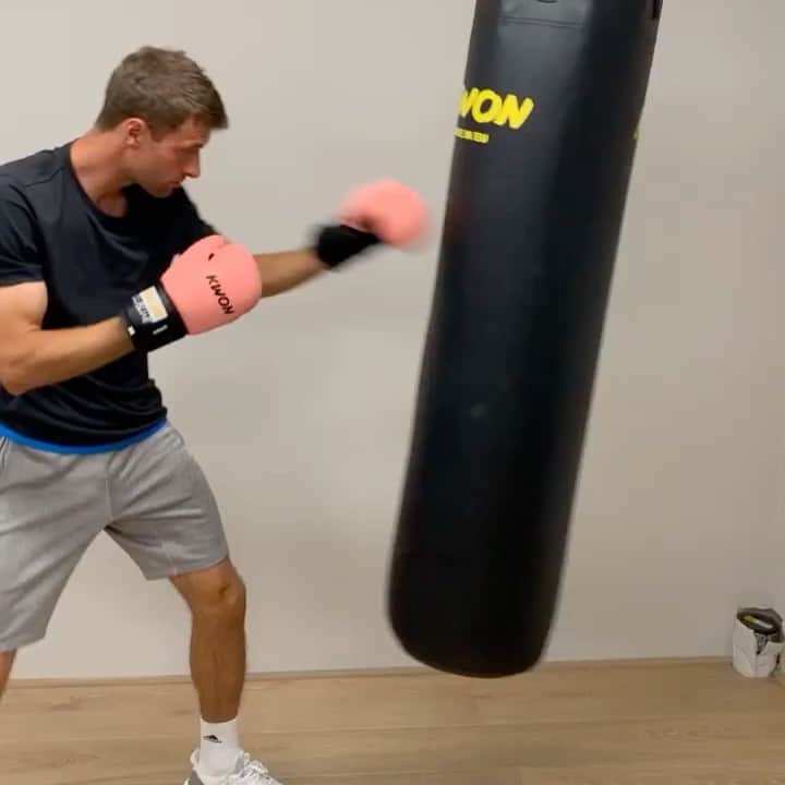 トーマス・ミュラーのインスタグラム：「Keep on fighting - it is tough to stay at home but we have to do our best🏋️‍♂️😉i hope you find a moment to smile every day  #stayhealthy #staypositive #stayfit #allthebestoutthere #wirbleibenzuhause」