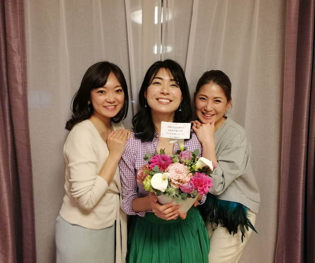 桐島瑞希さんのインスタグラム写真 - (桐島瑞希Instagram)「【お花もらった〜😍💐💕】 心友がお家に遊びにきてくれたよ〜😍✨ 帰国後久しぶりに会うのに、前回会ったのがつい最近の事の様に感じる〜😆 楽しい夜でした🌃💕 皆さんは３連休の２日目、どんな風に過ごしましたか〜？ #背縮めてます #中腰 #写真撮りにくい人 #大き過ぎる人 #和を乱す人 #長身女子 #ホームパーティー #心友 #ありがとう #flowers」3月22日 3時59分 - mizkirisiii