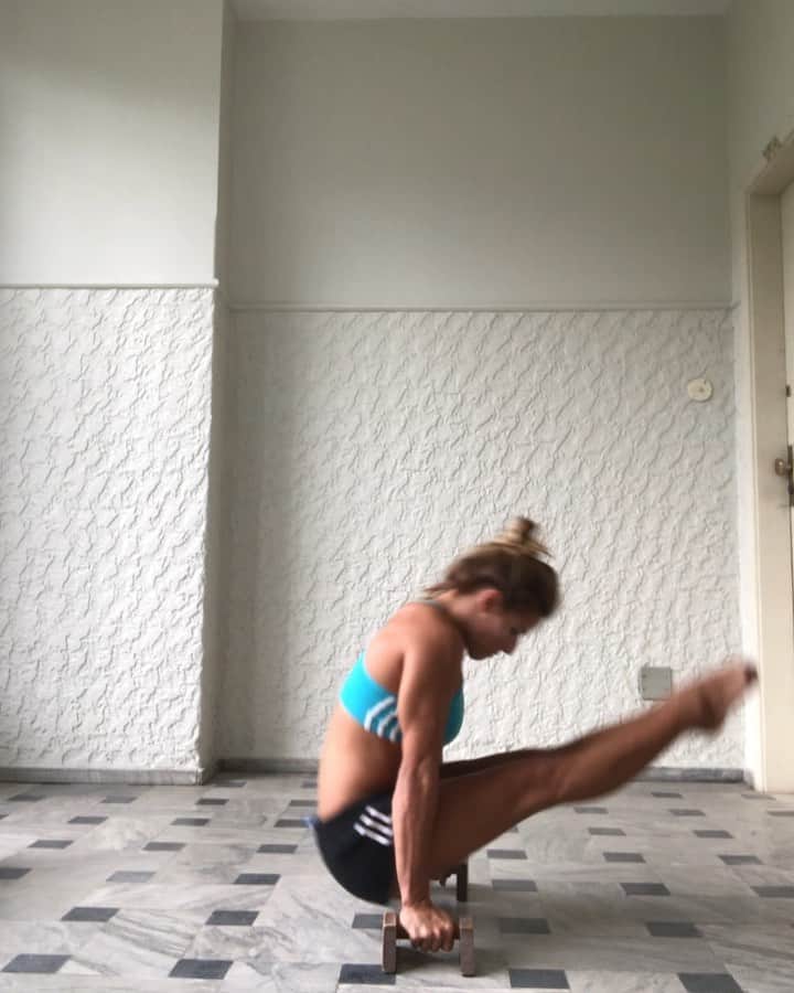 ジャジ・バルボサのインスタグラム：「Segue o baile #ficaemcasa 💙💪🏻🤸🏼‍♀️」
