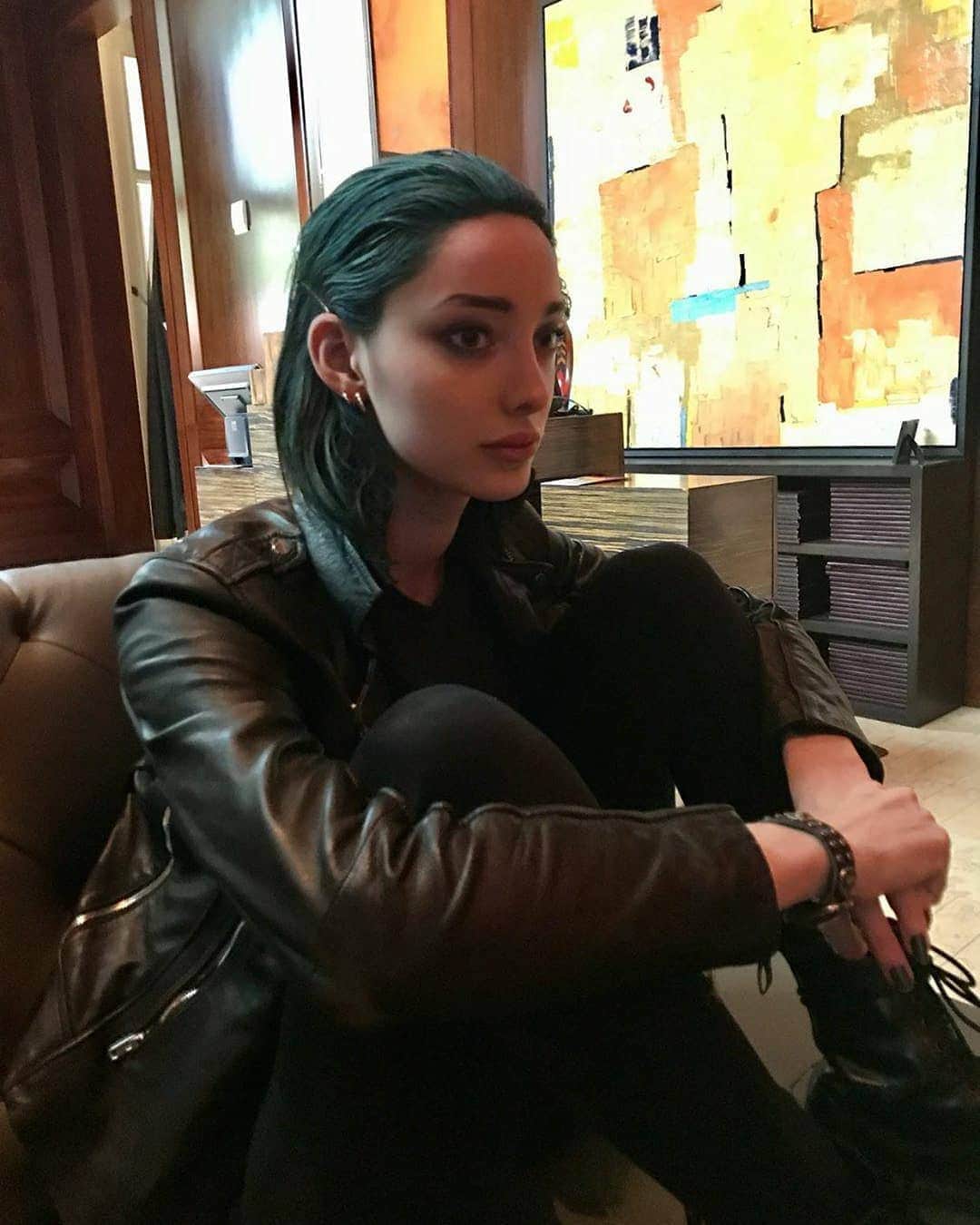 エマ・デュモンのインスタグラム：「Me in quarantine with nothing to do  Credit to @emmanrdumont for coming up with this. Bahahaha.」