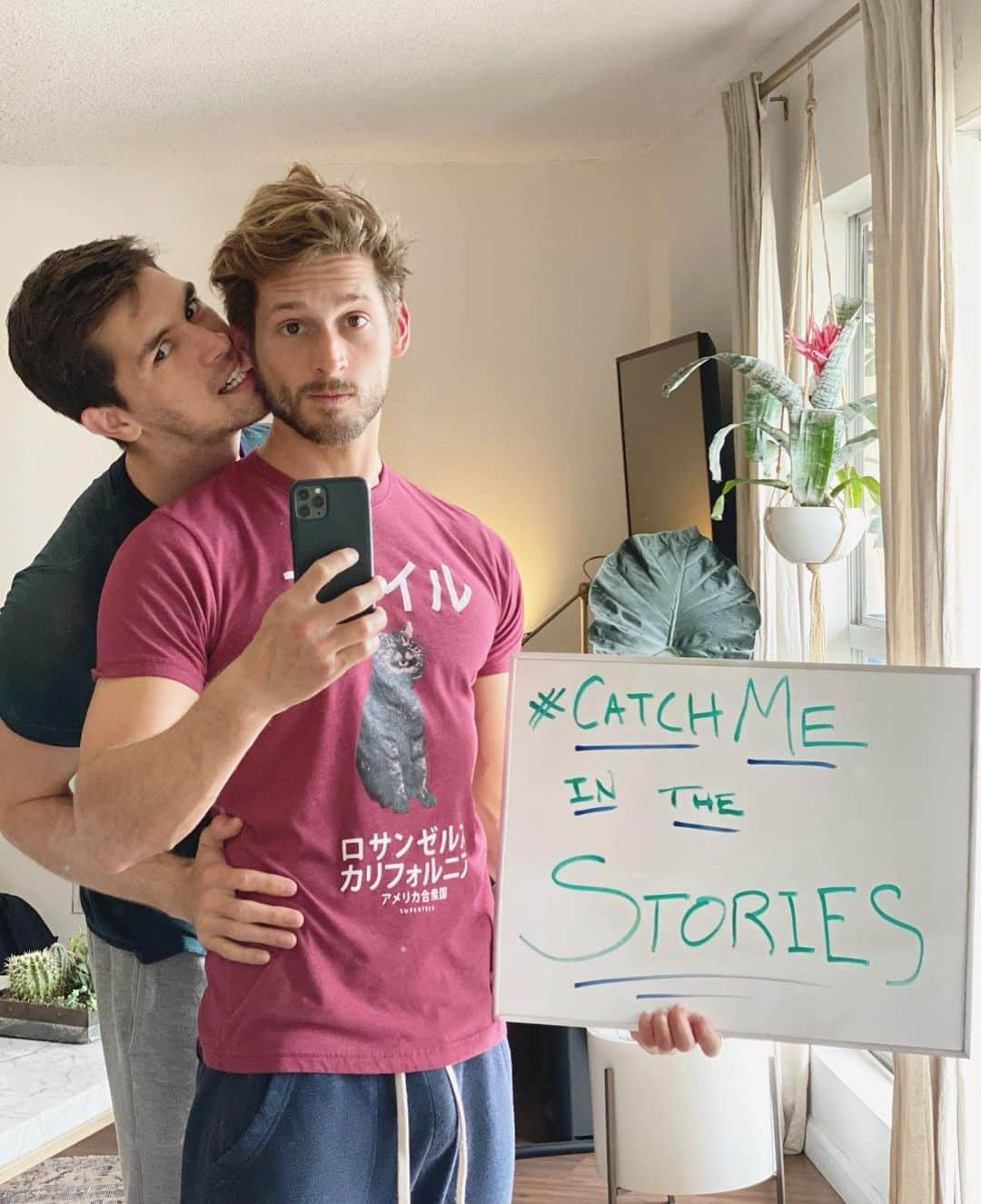 マックス・エマーソンさんのインスタグラム写真 - (マックス・エマーソンInstagram)「Hello! I’m working with the new gay dating app @catchme_app to create video content specifically for YOU. I’ve got some questions in my stories, so please check them out and jump in on the conversation!」3月22日 4時42分 - maxisms