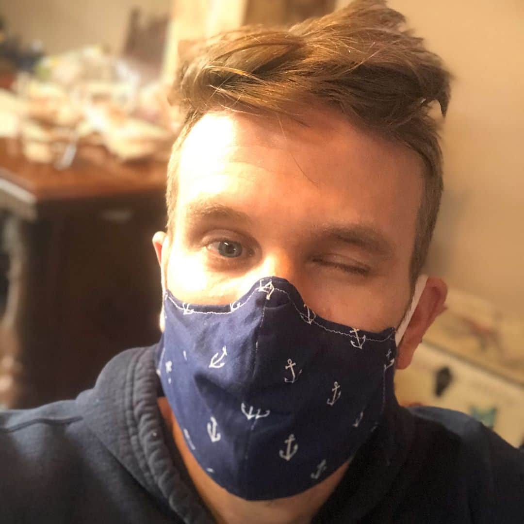 ジョン・ブラザートンさんのインスタグラム写真 - (ジョン・ブラザートンInstagram)「Any makers out there?!? While you’re quarantined, join the #millionmaskchallenge 🧷😷✂️ We did!  @millionmaskchallenge  Making masks to donate to the amazing men and women working the front lines 🙏❤️✌️🌎」3月22日 5時00分 - johnbrotherton