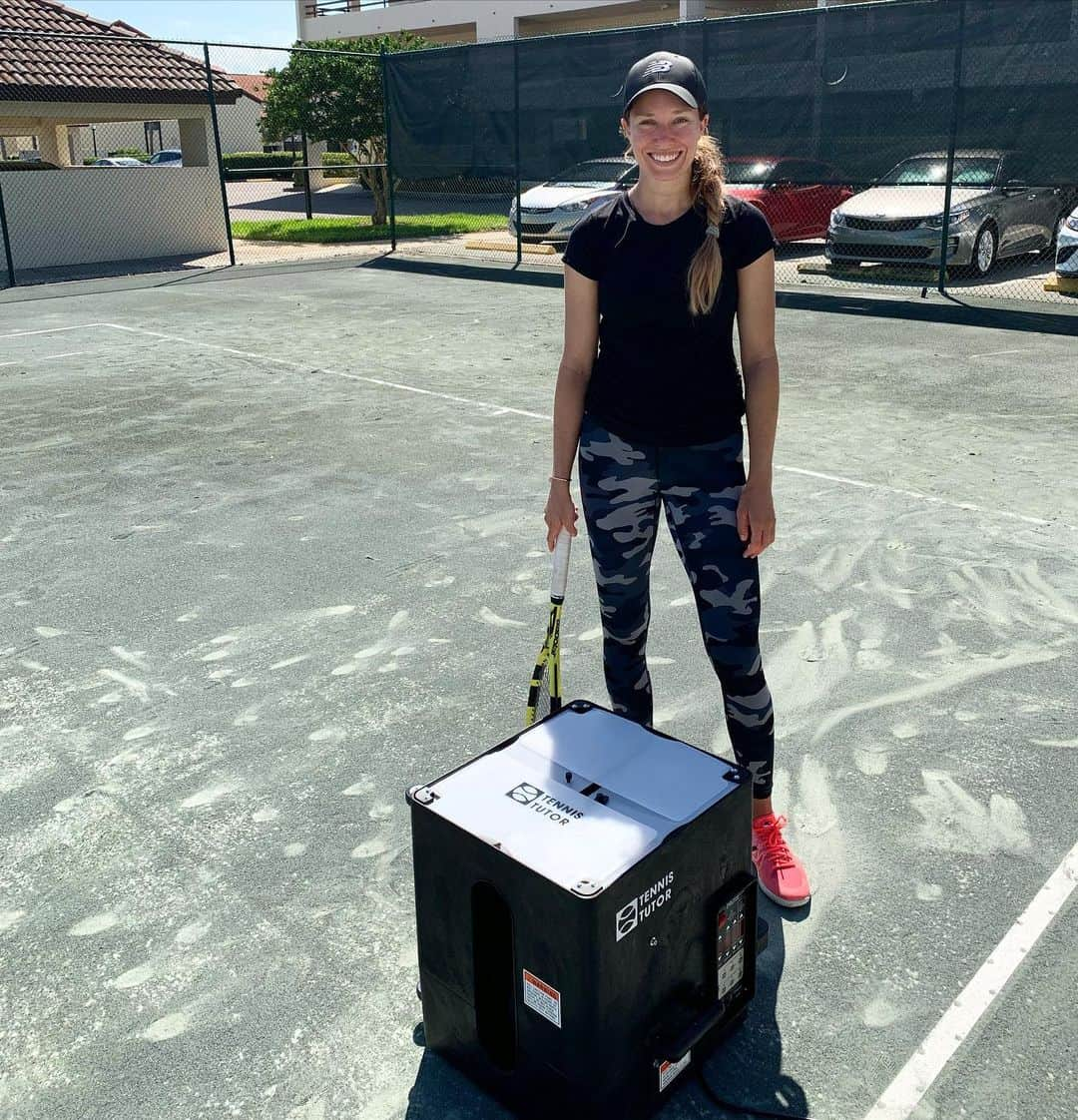 ダニエル・コリンズさんのインスタグラム写真 - (ダニエル・コリンズInstagram)「When I was growing up as a kid, I spent hours everyday hitting thousands of balls against my ball machine 🎾🎾🎾🎾🎾🎾🎾🎾I am so thankful for coming full circle with sports tutor, during such a difficult time in the world. Being immunocompromised, I’ve been really having to distance myself. I love that I’m still able to work on my game. #likeakidatchristmas #sportstutor #tennistutor」3月22日 5時13分 - danimalcollins