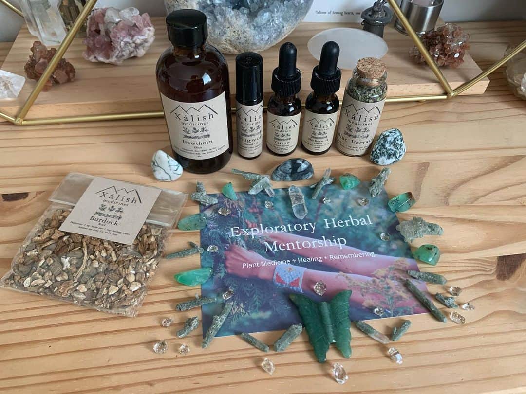OLIVIAのインスタグラム：「I’m going to start an Exploratory Herbal membership course with @among_the_wildflowerss I’ve been looking for a teacher to help me explore plant medicine/energies, and I found the perfect person. 🥰🌱🥰🌱🥰 So excited to get started!!! My package arrived yesterday.  Look at these magical beauties. 🧚🍀🌻🌈💚✨」