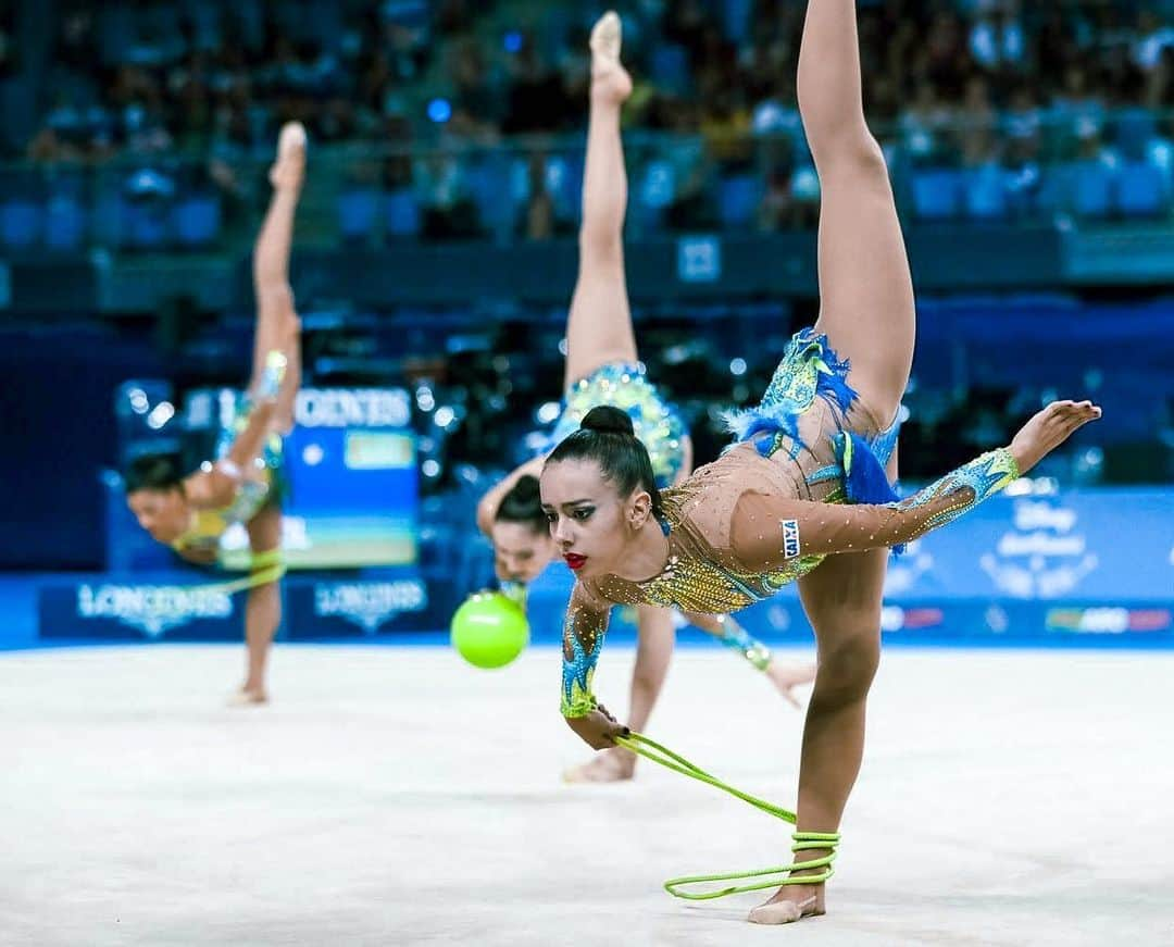 ガブリエル・モラエスさんのインスタグラム写真 - (ガブリエル・モラエスInstagram)「Relembrando...🥺✨ Campeonato Mundial 2017 Pesaro, Itália 🙏🏼💙 📸 @rbufolin . . . .  #pesaro #italy #italia #stayhome #staysafe #rythmicgymnastics #gymnastics #ginasticaritmica #wc #worldchampionship」3月22日 5時35分 - gabixmoraes