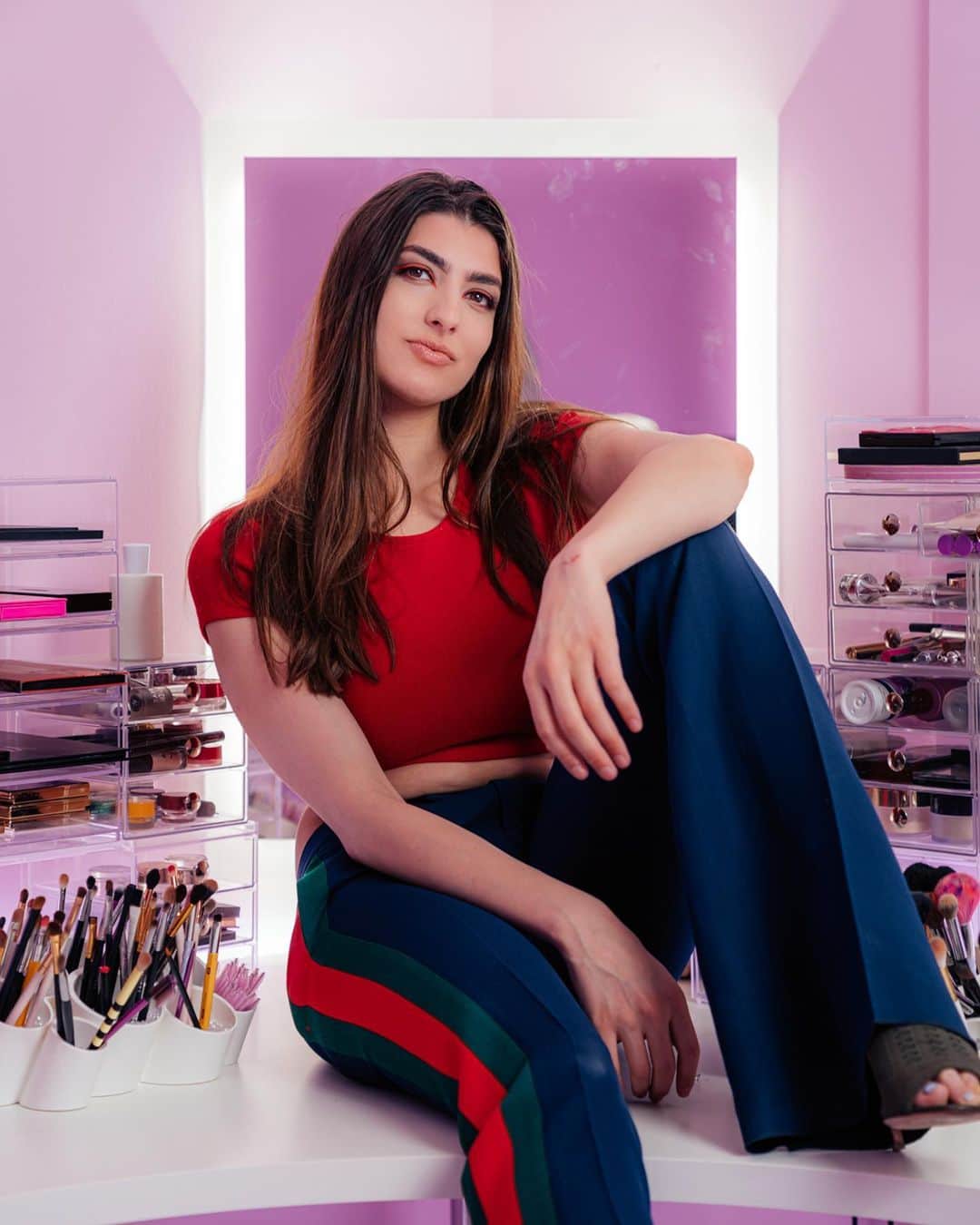 レイチェル・レビンのインスタグラム：「Episode 6 of quarantined and going through my camera roll. @shotbyzach made my pink room look like a hip photo shoot location.」