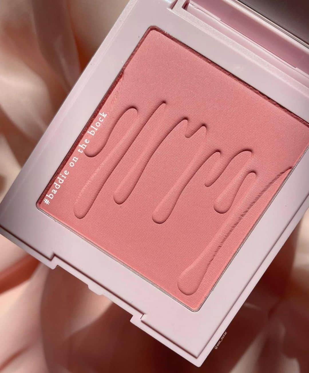 Kylie Cosmeticsさんのインスタグラム写真 - (Kylie CosmeticsInstagram)「blushes 🌸 which shade is your fave? comment below! 📸 by @som_morae」3月22日 5時48分 - kyliecosmetics