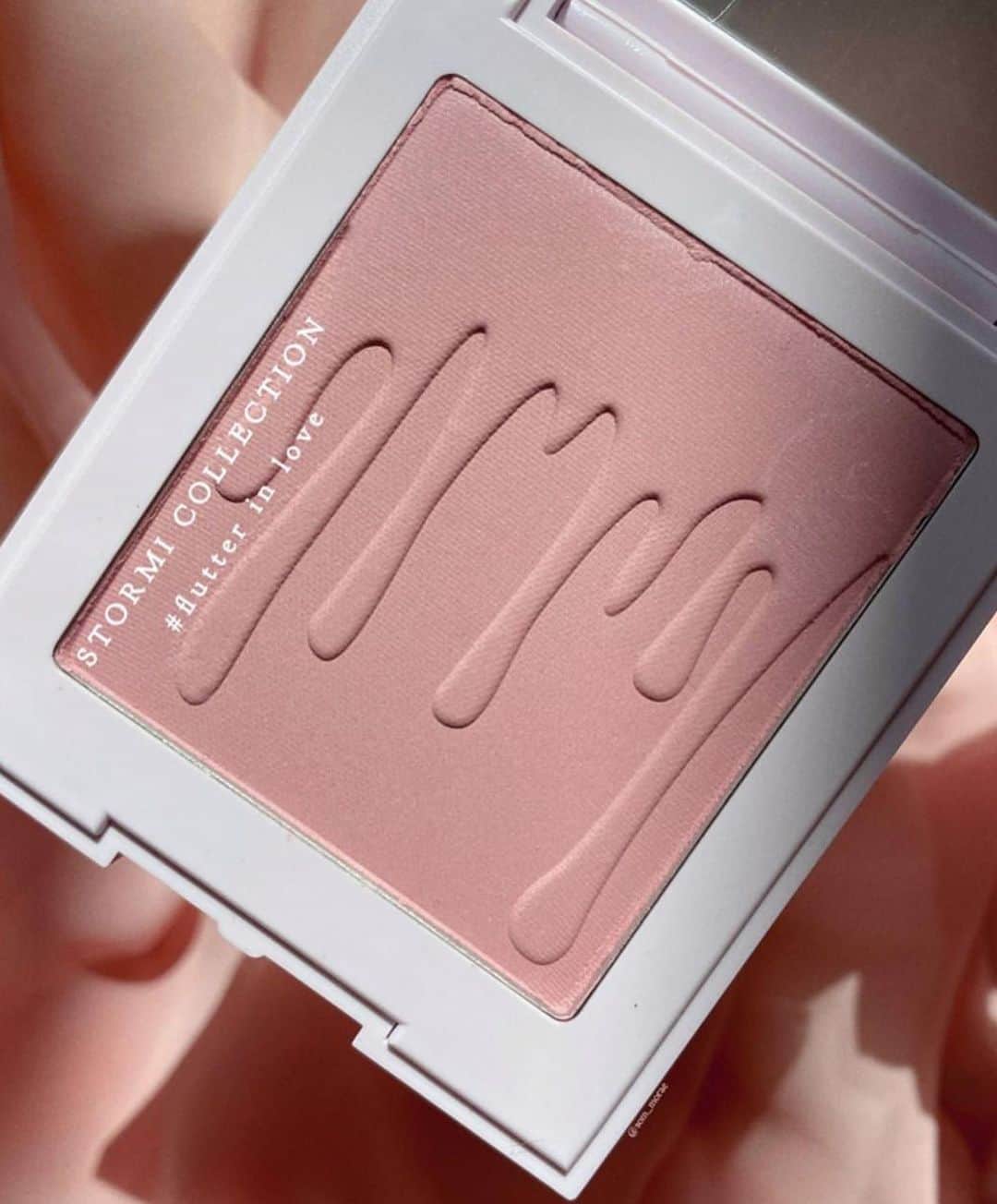 Kylie Cosmeticsさんのインスタグラム写真 - (Kylie CosmeticsInstagram)「blushes 🌸 which shade is your fave? comment below! 📸 by @som_morae」3月22日 5時48分 - kyliecosmetics