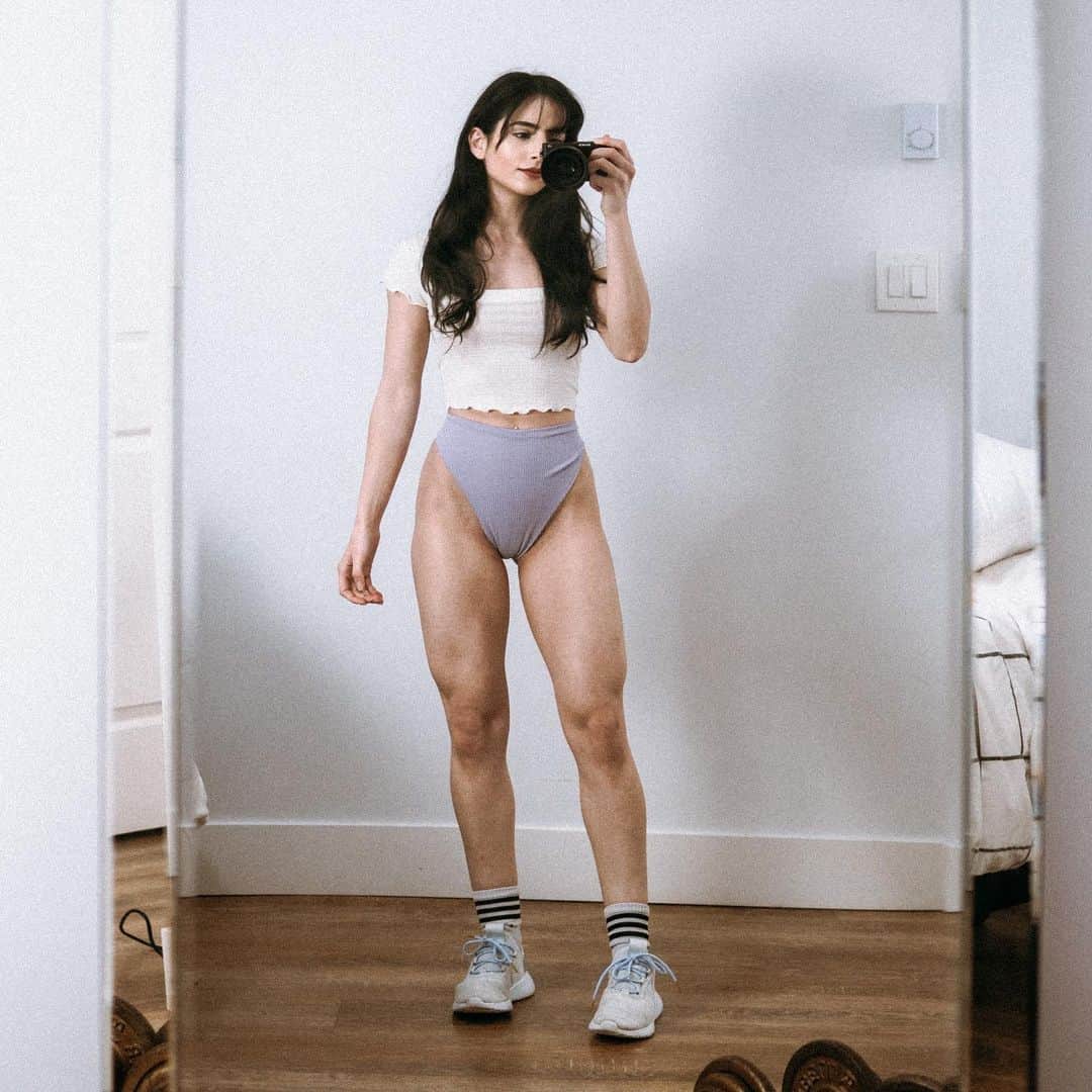 Sarah Ramadanのインスタグラム：「Today you’ll need zero equipment but a whole lotta enthusiasm 💪🏼🌻 (legs + plyo circuit!) ⠀ I woke up after having a pretty pessimistic night where reddit was reminding me left right and centre how things are right now. whether it was people that aren’t social distancing or the growth of cases in my country. It was devastating and I wasn’t doing myself a solid to magnify the uncontrollables. but today is going to be different. what I can control is my attitude and that means a whole lot to me. I am so darn lucky for my health.  I’m privileged I even get the chance to push some furniture aside and feel my heartbeat thump against my chest. And while I know circumstances aren’t ideal, my controllables are amplified if I choose be grateful. here’s to controlling the controllables my friends🌻 ⠀ with that said come sweat with me through this my-legs-are-on fire kinda circuit😅 ⠀ 🌿warm up: ⠀ take five minutes to actively warm up your body. today I did some lunge hip opener thingys, shoulder rotations, fire hydrants, cat/cows, and jumping jacks ⠀ ⠀ 🌿workout: ⠀ 🌷CIRCUIT 1: ▫️Curtsy lunge into abduction - 10 reps per side ▫️Pivot squats - 15 reps total ▫️360 squat jumps - 12 reps total Rest 45-60 seconds, repeat 3 rounds ⠀ 🌷CIRCUIT 2: ▫️1 1/2 rep leg abduction - 10 reps per side ▫️Froggy pumps - 20 reps ▫️Knees to squat jump - 10 reps Rest 45-60 seconds, repeat 3 rounds ⠀ 🌷CIRCUIT 3: ▫️Elevated single glute bridge - 10 reps per side ▫️Frog to star jumps - 10 reps Rest 30-60 seconds, repeat 3 rounds ⠀ ⠀ 🌿cooldown: ⠀ take 5-10 minutes to bring your heart rate down & to thank yourself for showing up!💜 ⠀ song: Besomorph & Miles Away - you should see me in a crown (ft braev) ⠀ #fightforgrowth #homeworkout #noequipmentworkout #dailysweat」