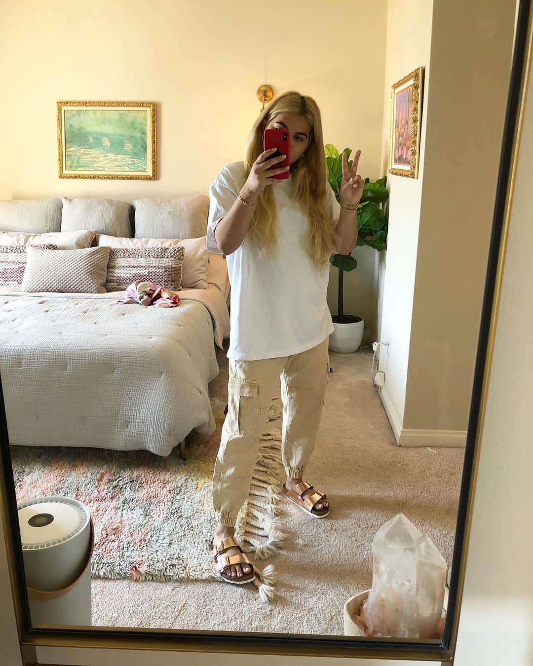 ヘイリー・キヨコのインスタグラム：「Got out of my sweatpants today and put on a different pair of sweatpants. Feels good, feels productive.❤️ whats one thing you are grateful for? Gotta keep the positivity alive.」