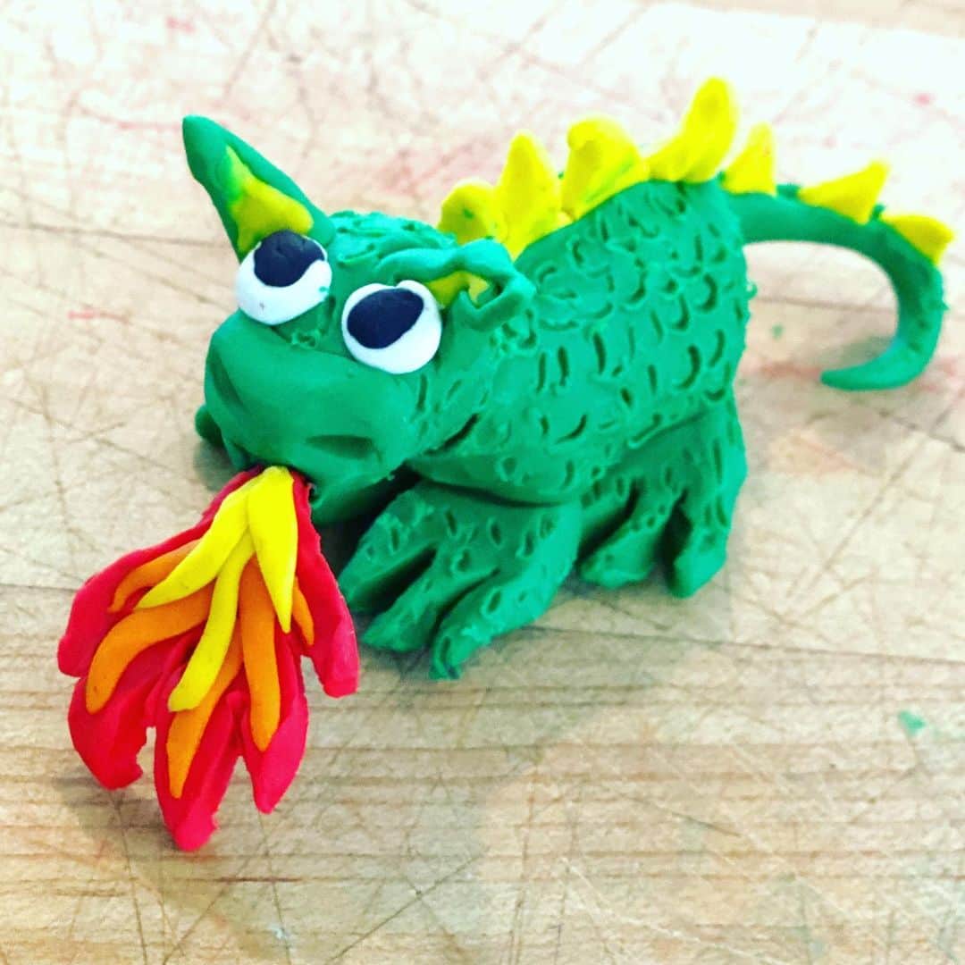 レイチェル・レフィブレのインスタグラム：「You want a half dinosaur-half dragon creature?! I got yo’ creature righhhttt here! Mom: 1 Homeschool: 0* *points may not be indicative of actual overall score」